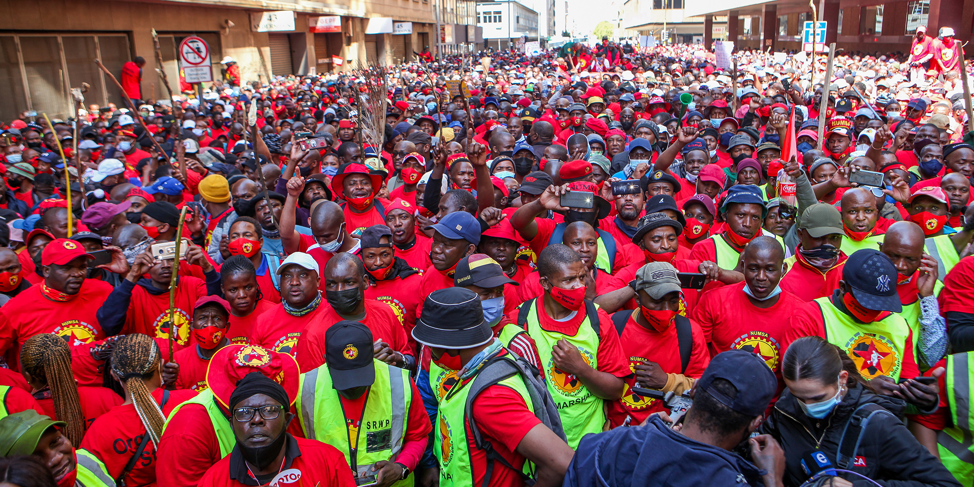 Unions demand 10% increase in public sector wages, setting the stage for a bitter battle