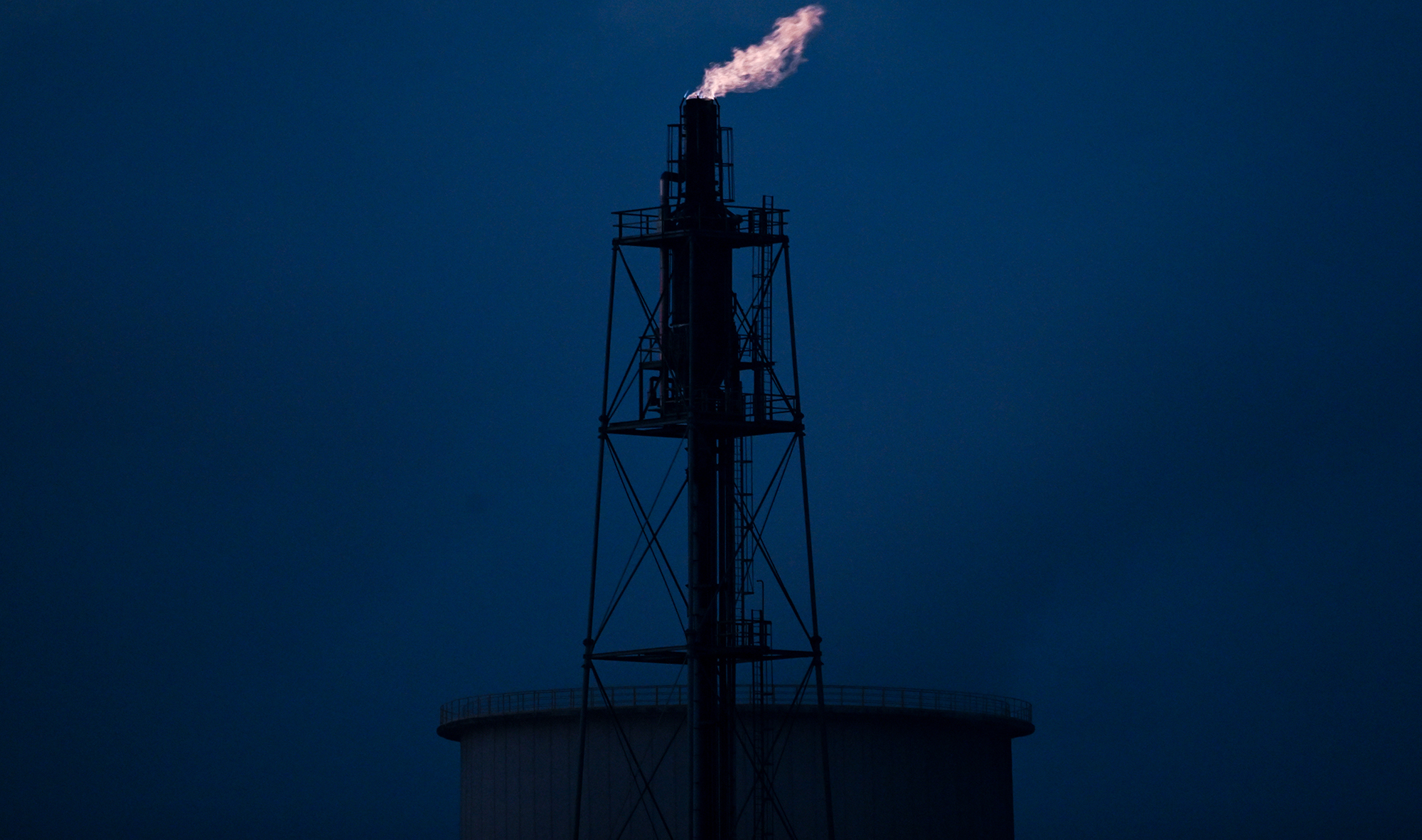 EU ministers try to present united front against Putin’s roubles-for-gas demand; missile hits key bridge