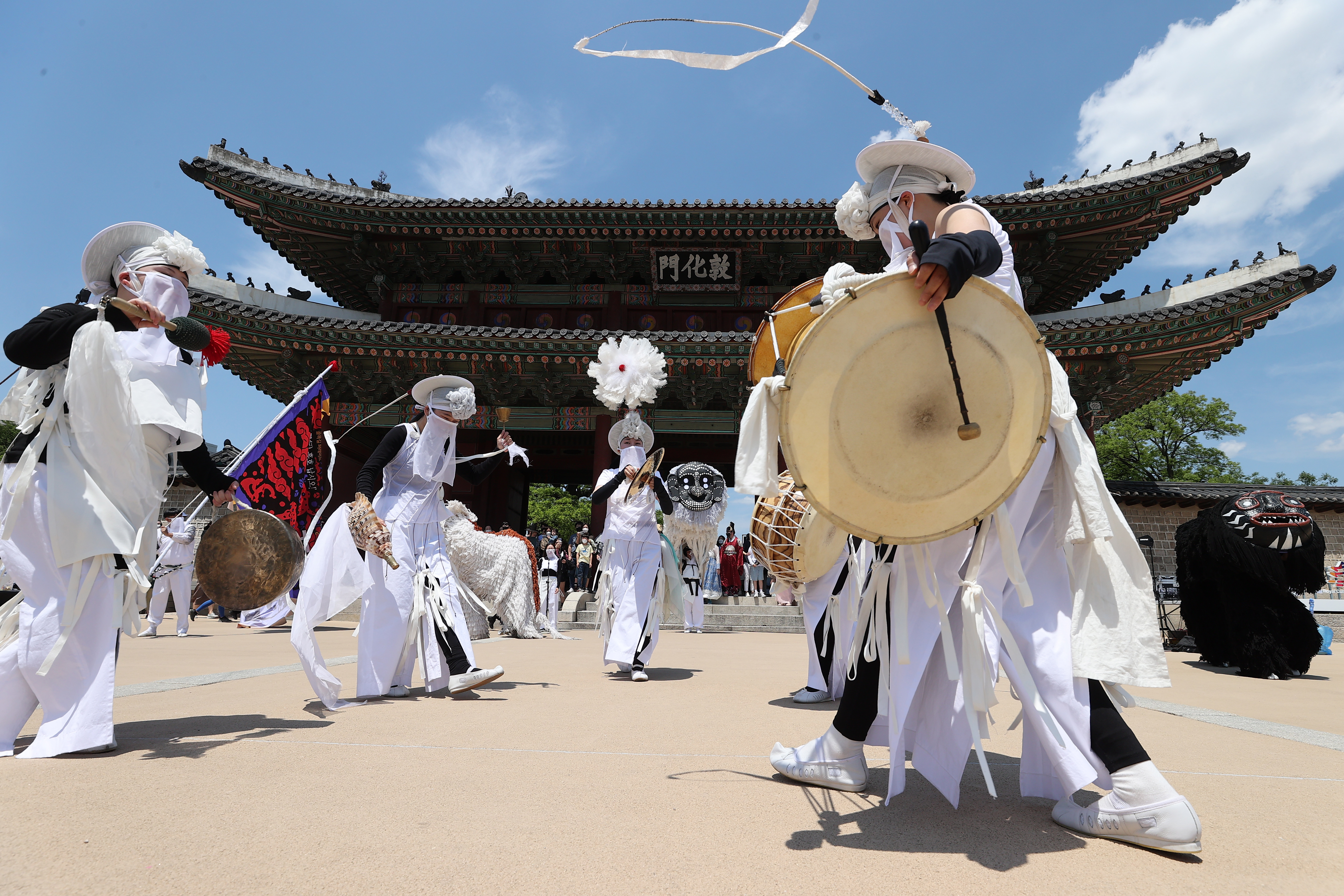 Exorcism parade for pandemic-hit merchants