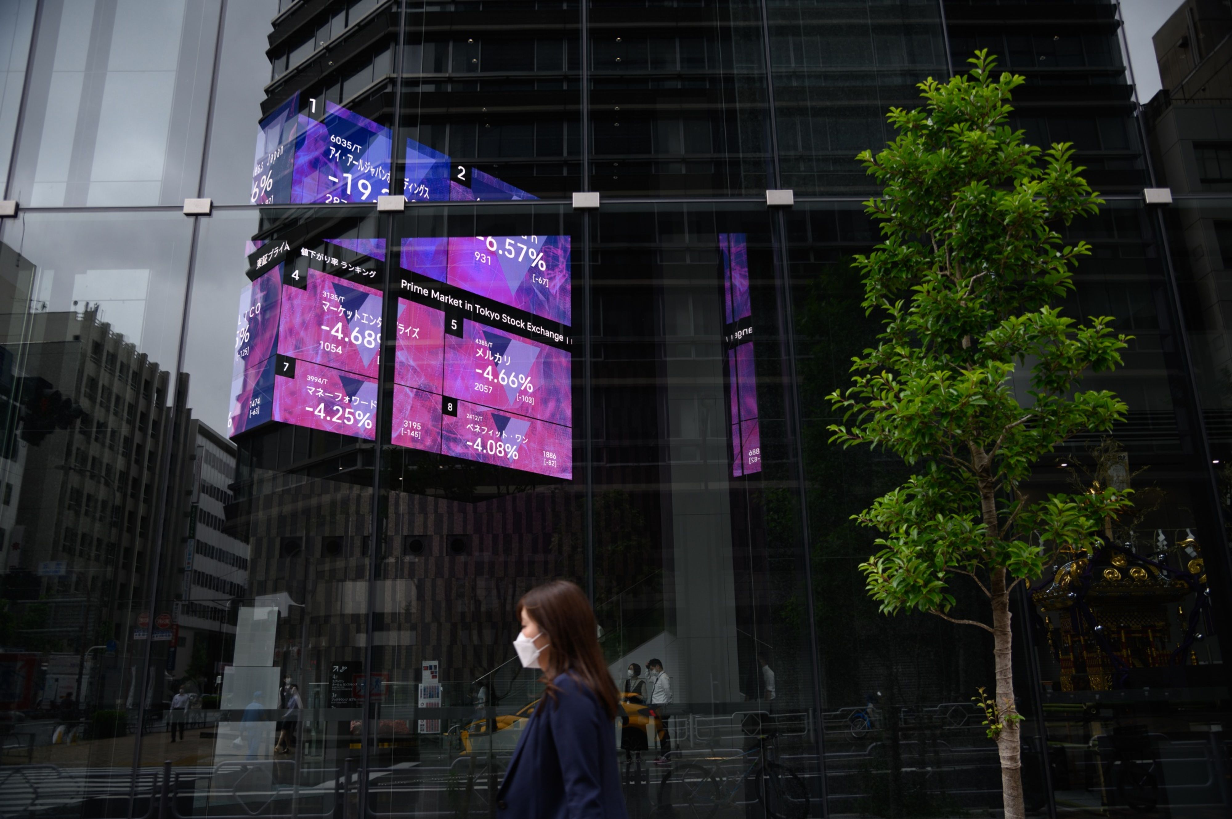 Stock Figures On Screens As Yen Slides