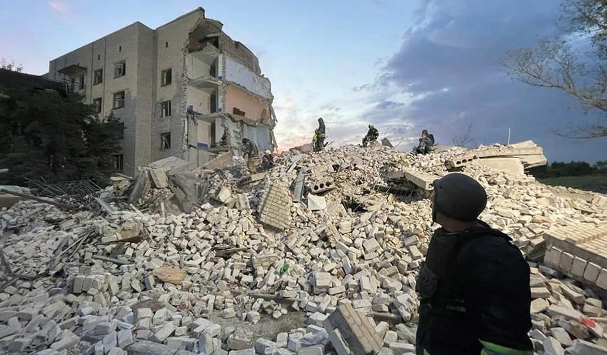 Multiple deaths in Donetsk apartment bombing; repaired Nord Stream turbines head back to Germany