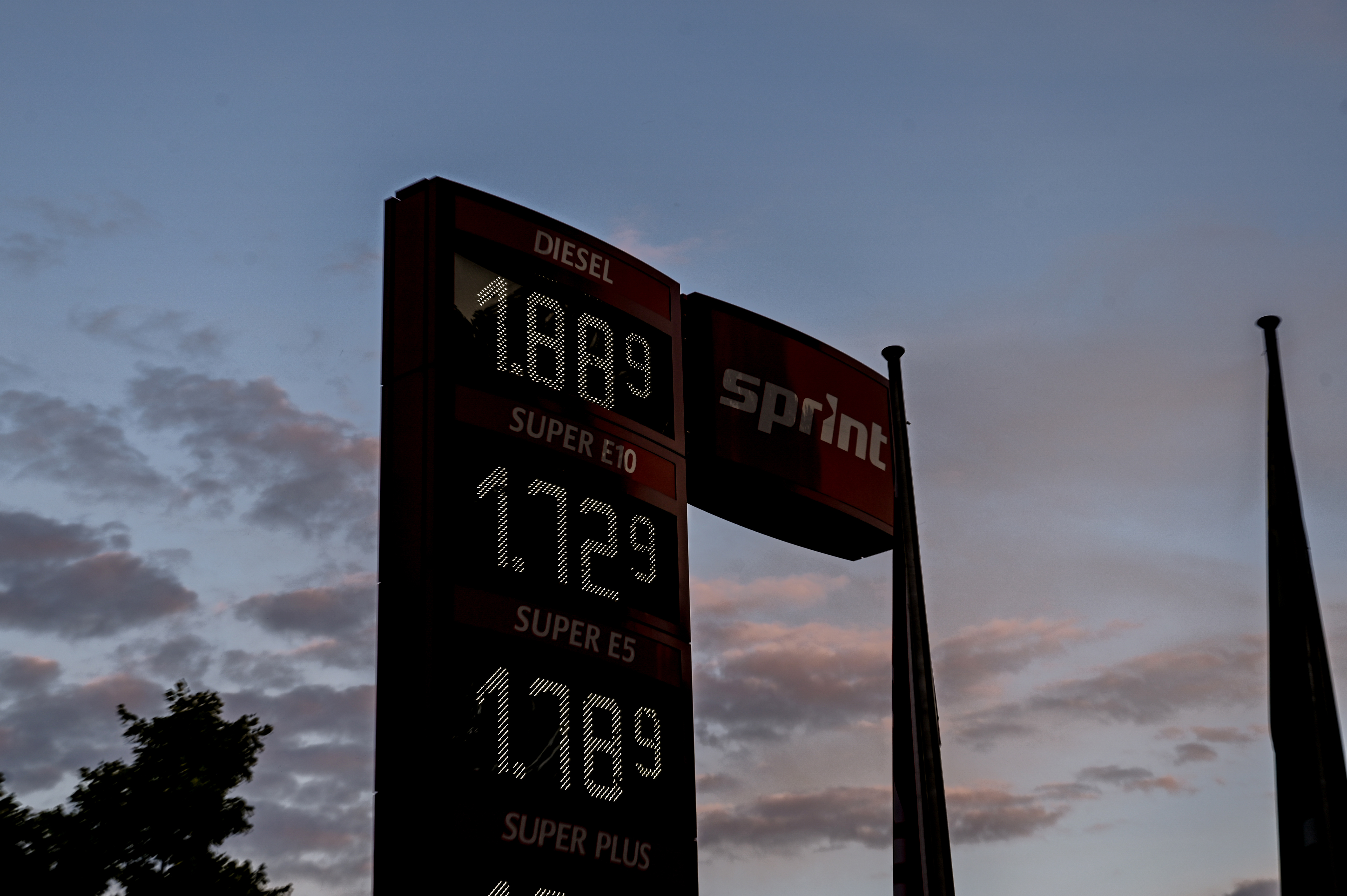 EU asks countries to cut gas demand by 15% until spring