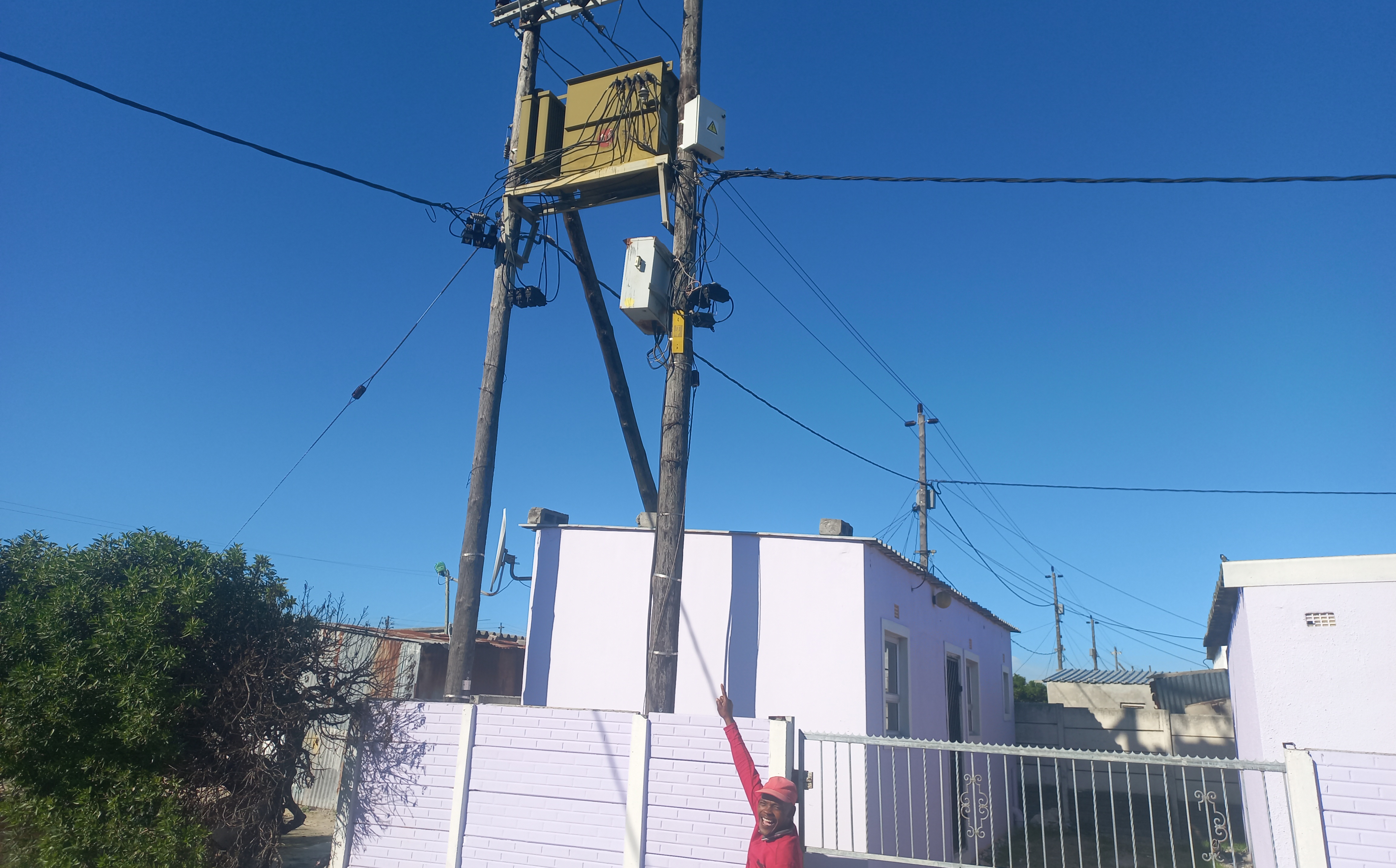 Philippi East residents left in dark as Eskom, City repair technicians fear for safety