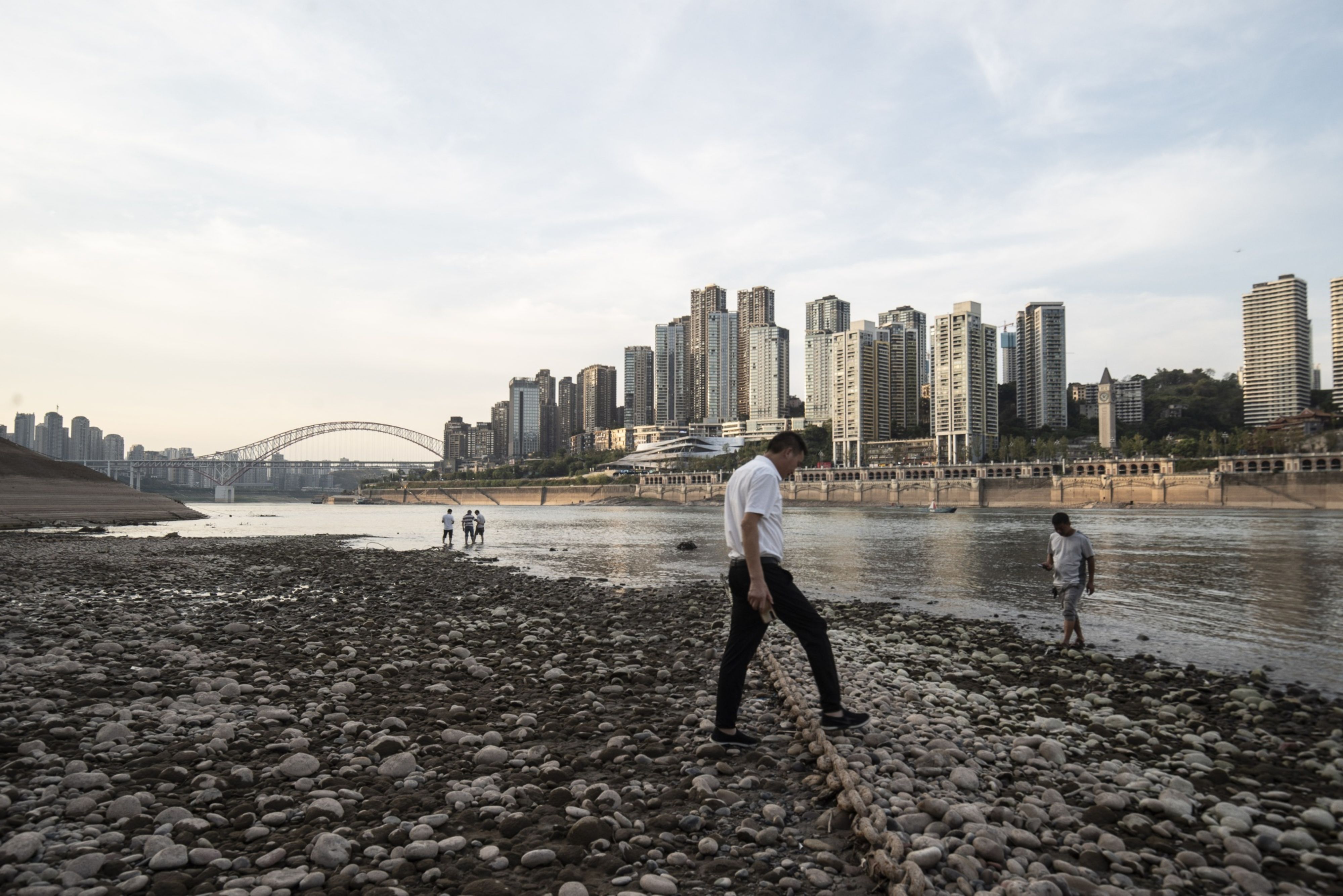 Stocks, US Futures Fall as Fed Outlook Takes Toll: Markets Wrap