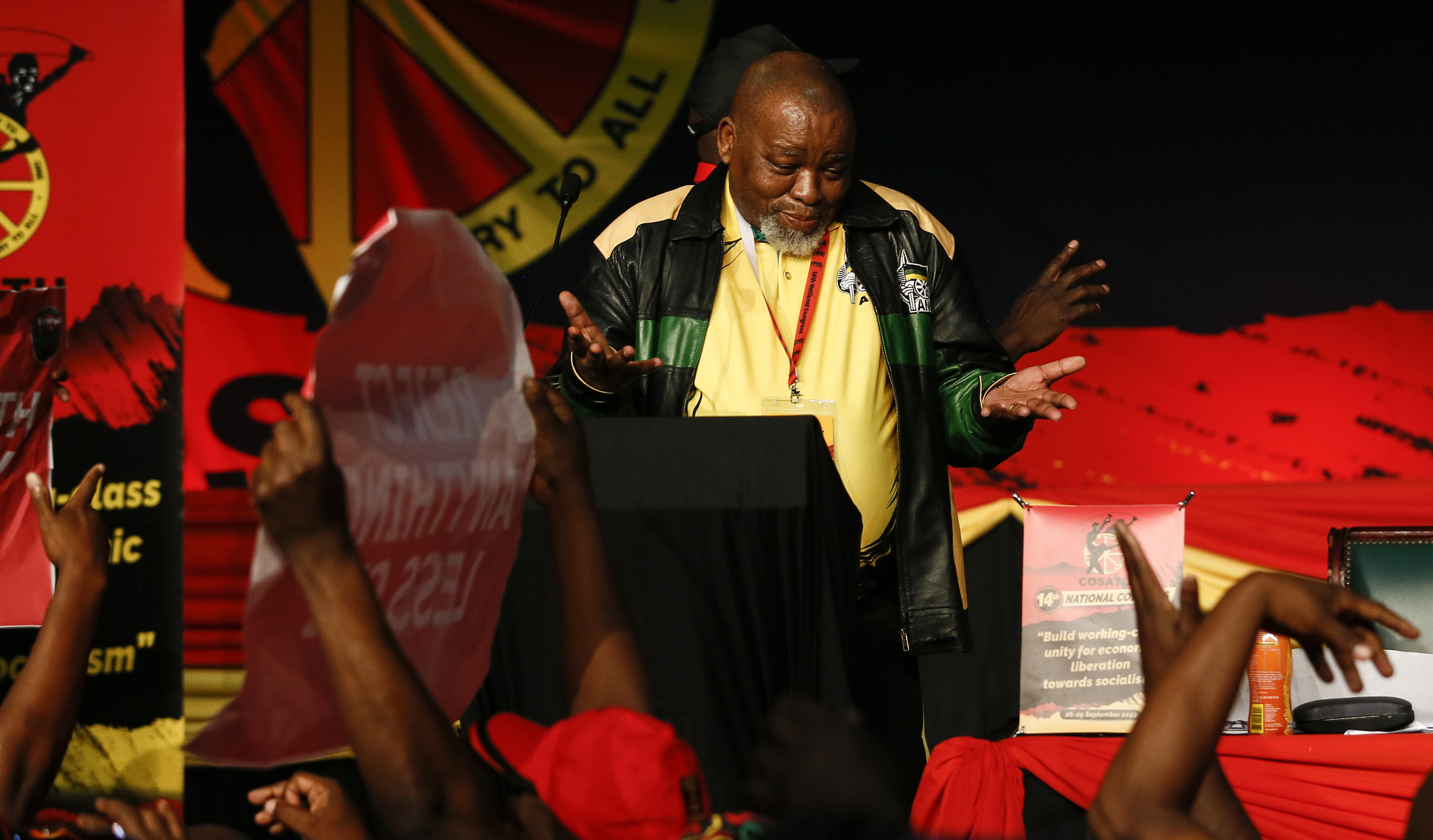 Gwede Mantashe heckled and sent packing at Cosatu national congress