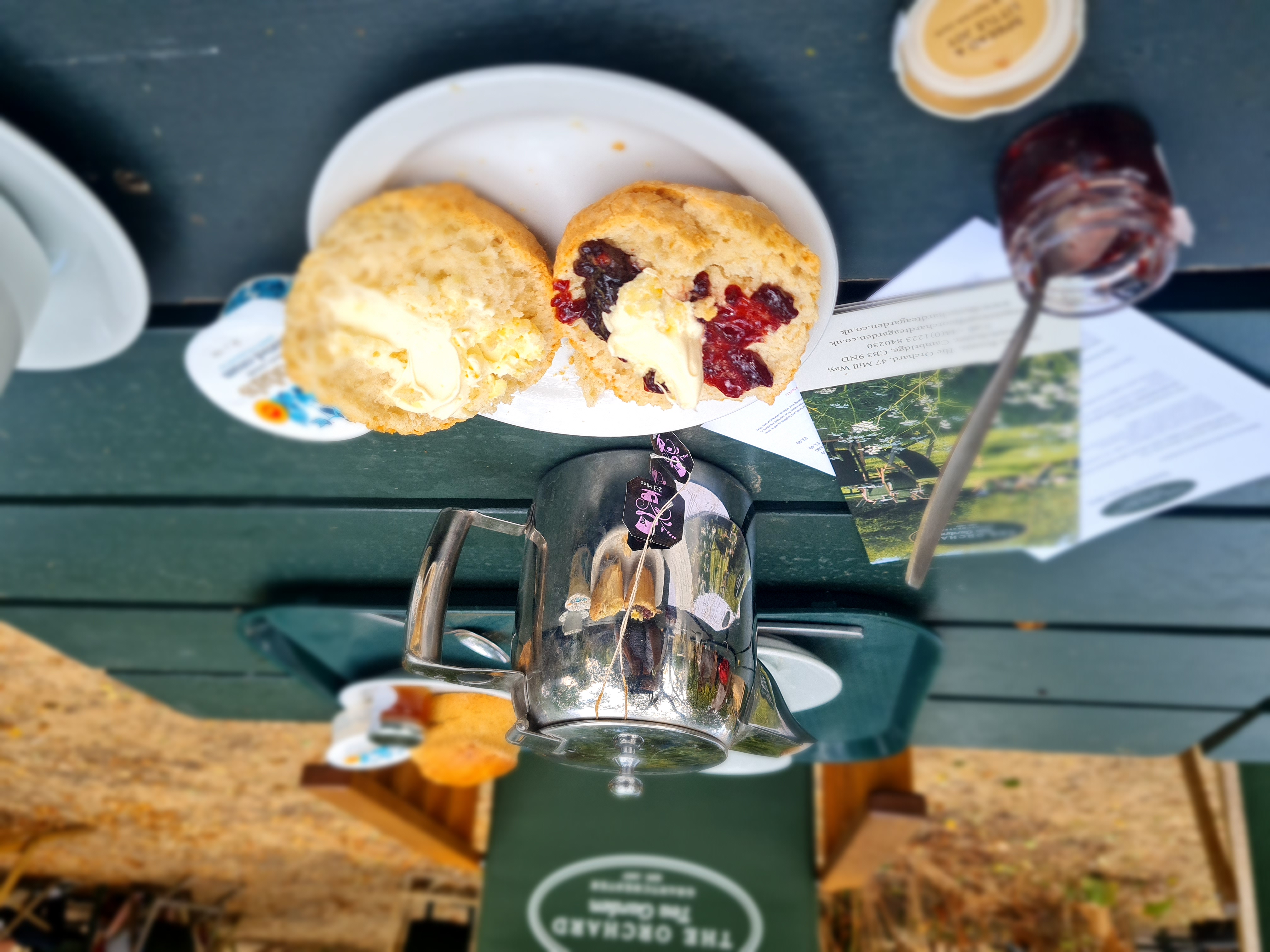 Is there honey still for tea? Oui!