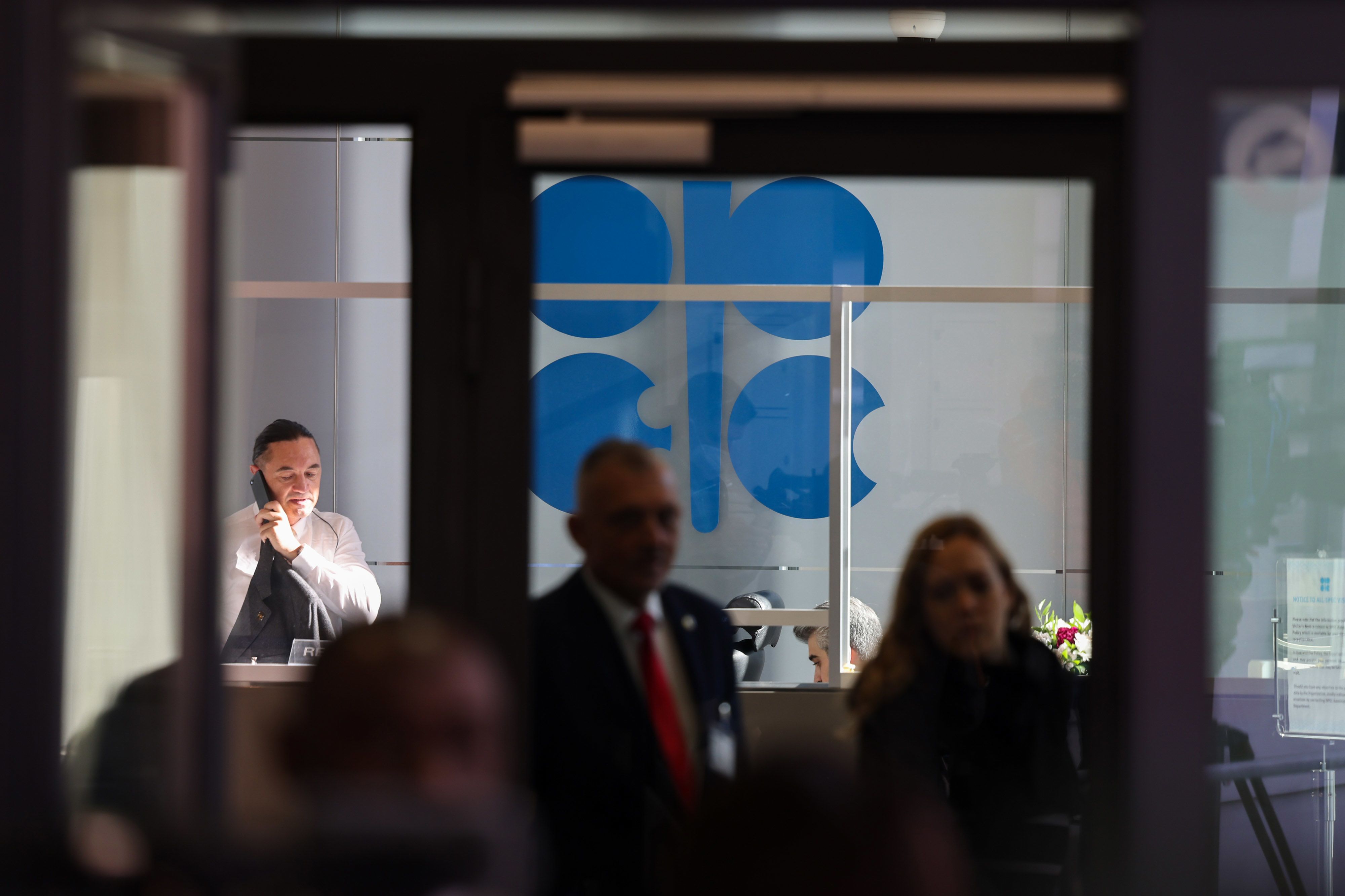 OPEC+ Meeting Mulls Production Cut in Move Set to Irk US