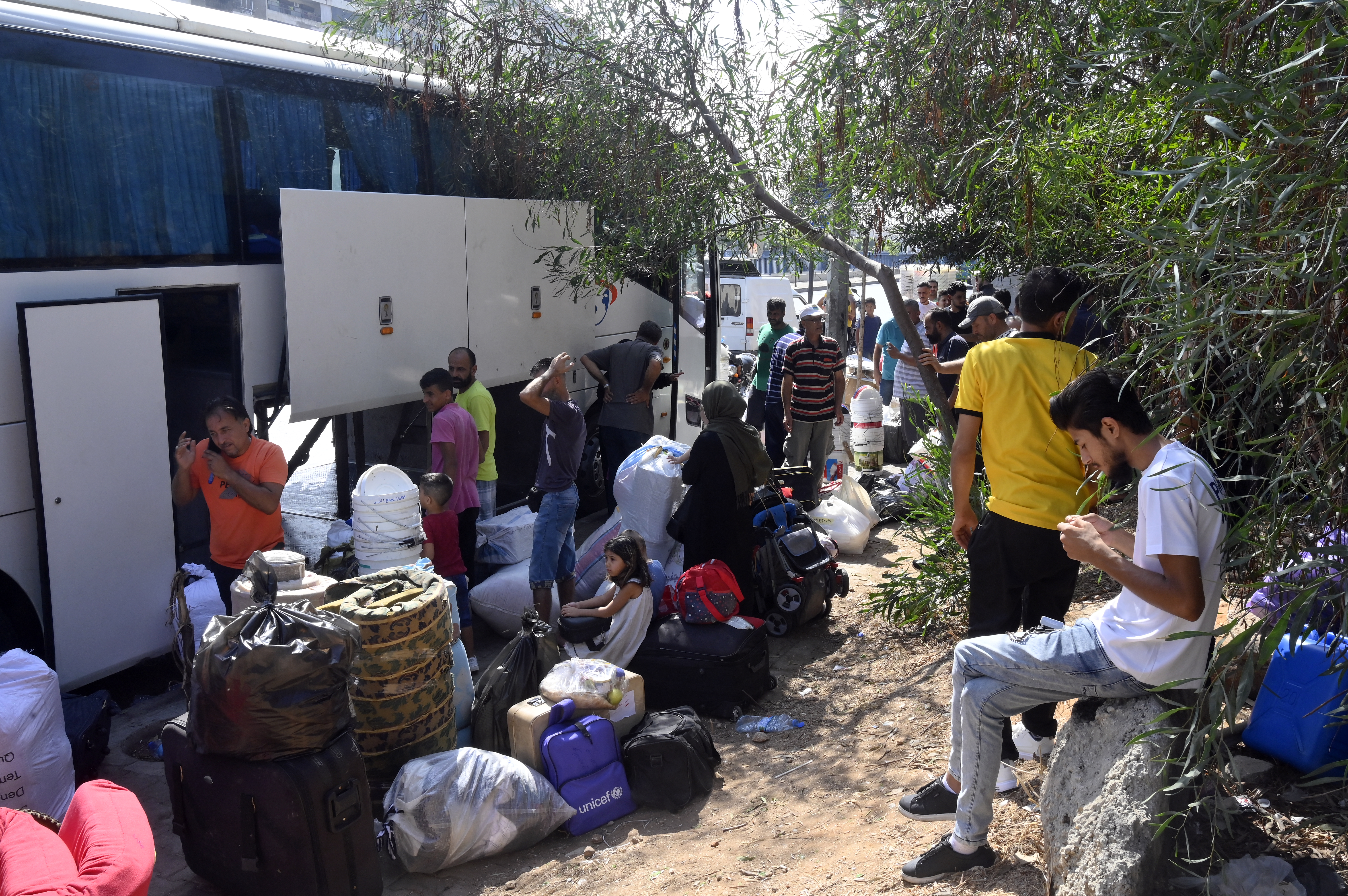 Dozens of Syrian refugees leave Beirut and began their trip home