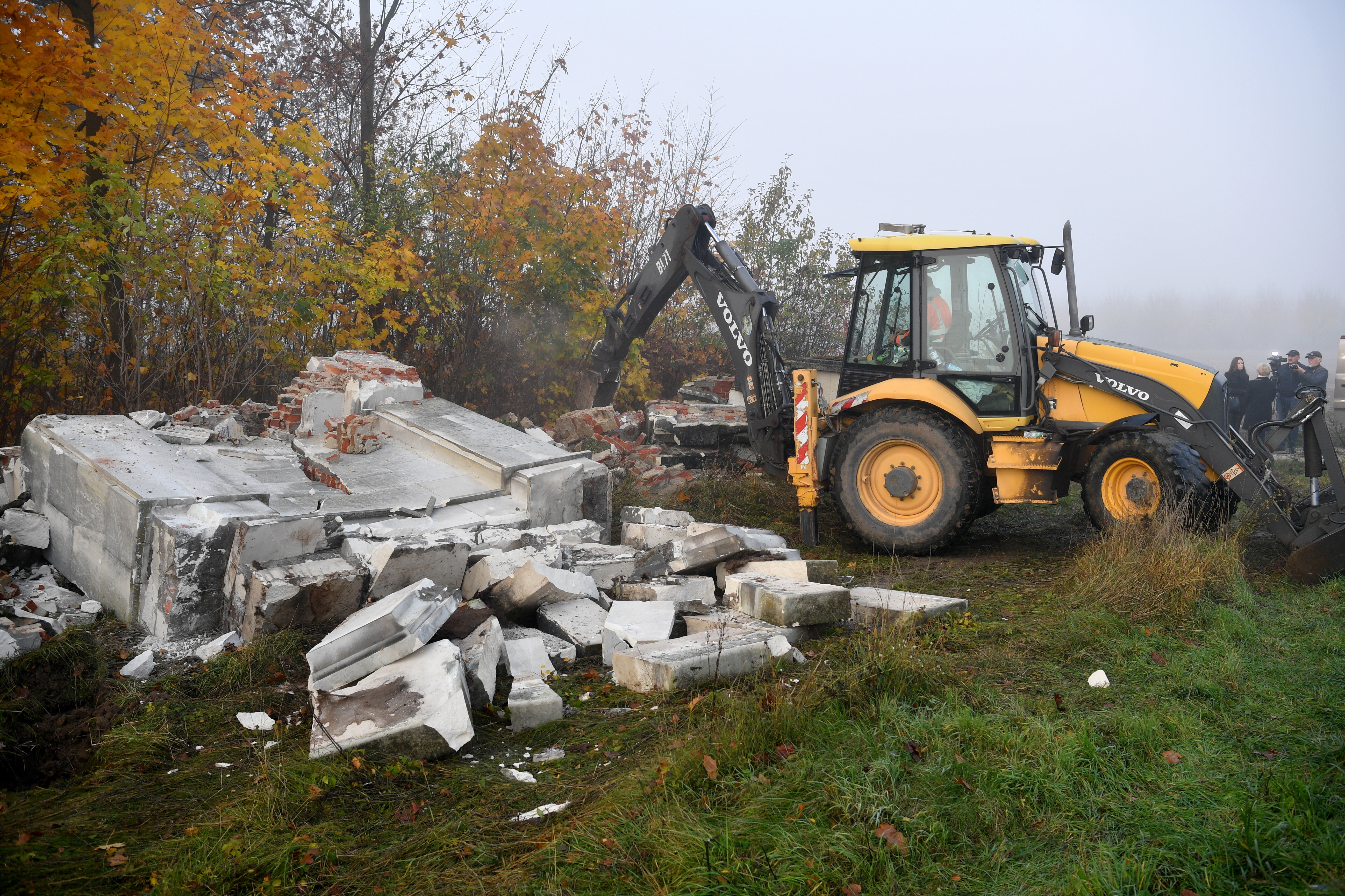 Dismantling of the monument dedicated to the Red Army soldiers