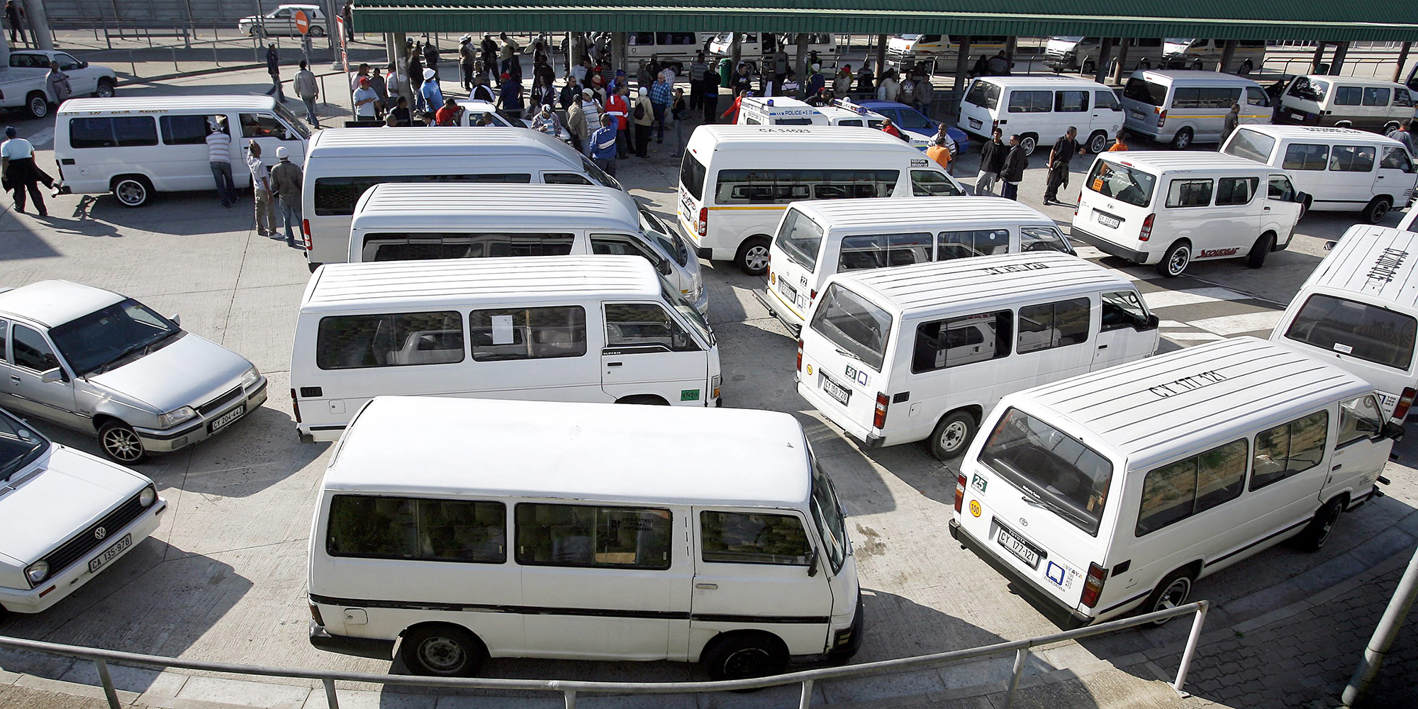 Buses set alight and stoned, many Western Cape commuters stranded as taxi council embarks on strike (Updated)