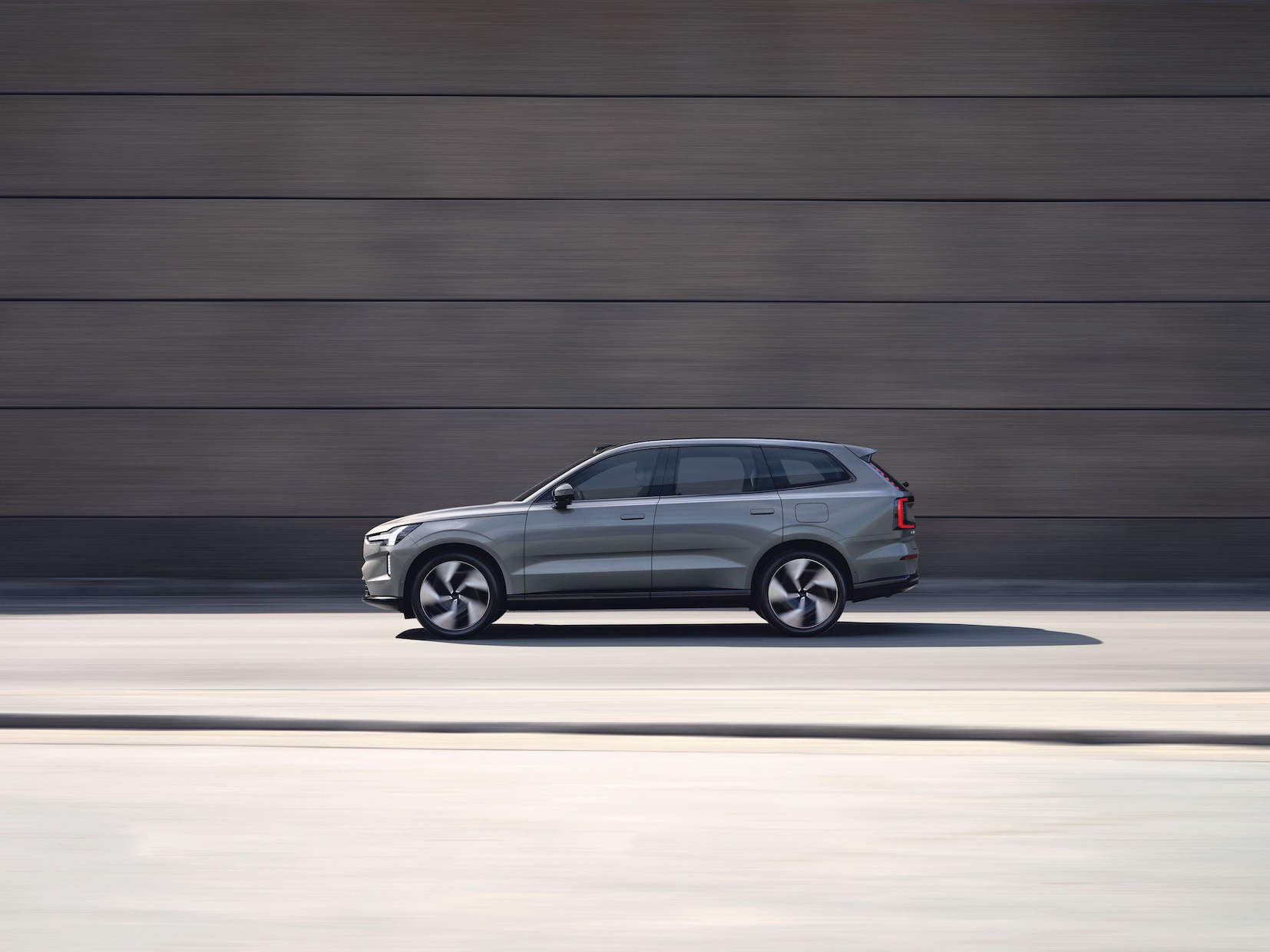 EX factor – Volvo reveals first pure fully electric SUV