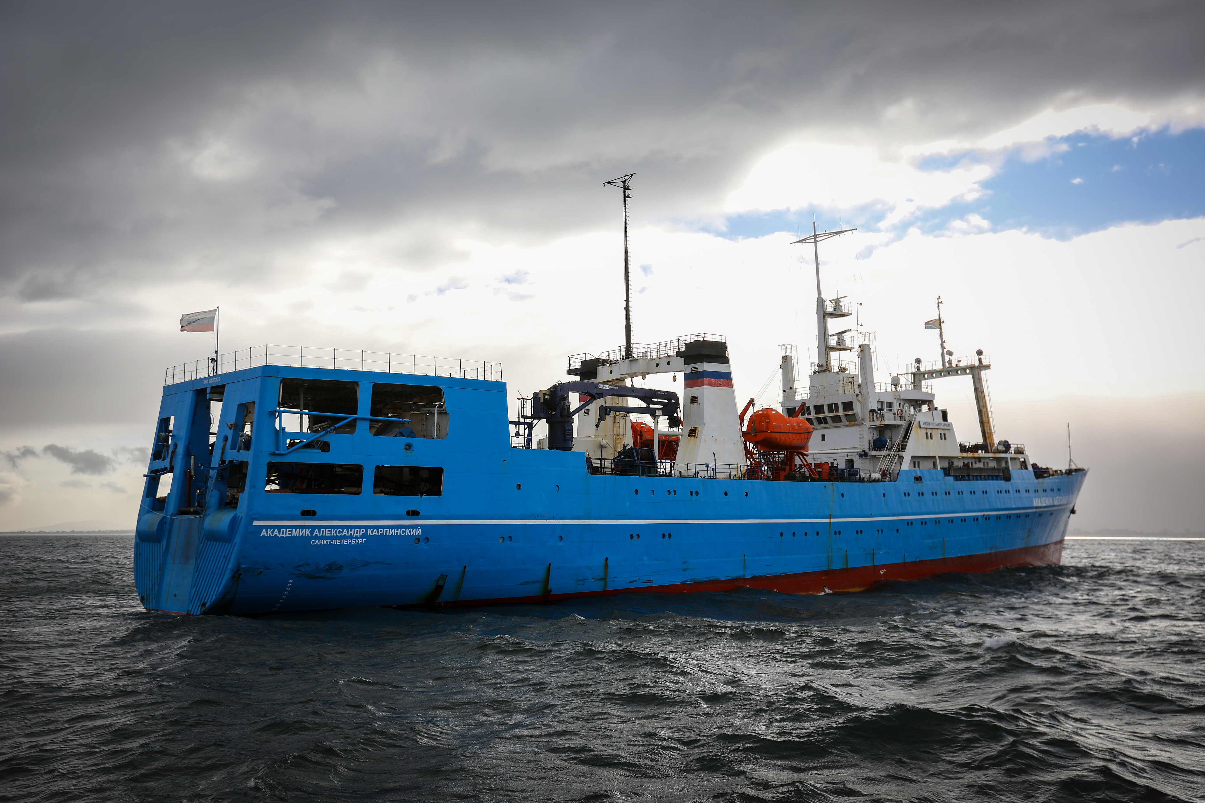A Russian seismic vessel equipped with airguns, the Akademik Alexander Karpinsky, awaits tugboats at the Port of Cape Town en route to Antarctica, 28 January 2023. Photo: Shelley Christians