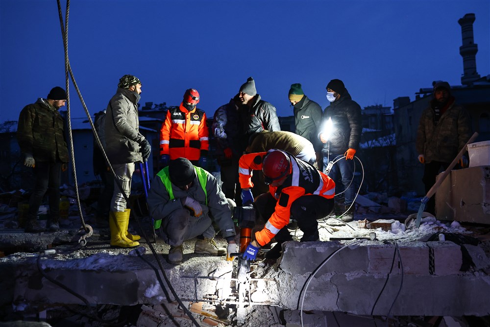 Greece sends earthquake aid to Turkey, putting aside rivalry