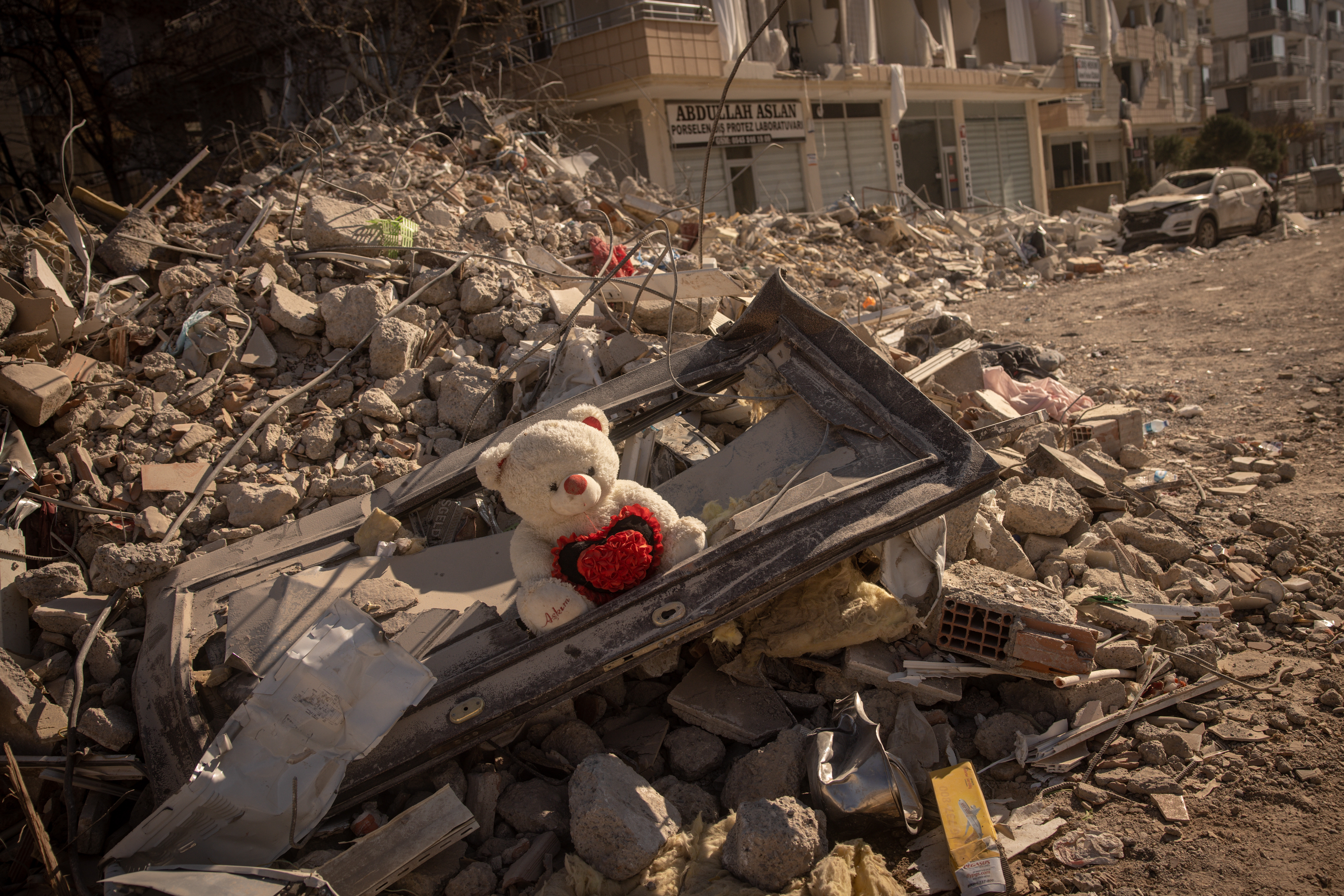 Survivors leave earthquake zone in Turkey, focus turns to homeless