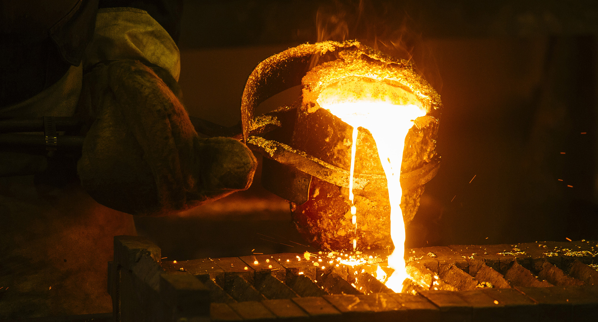 Safe haven status drives gold towards record highs 