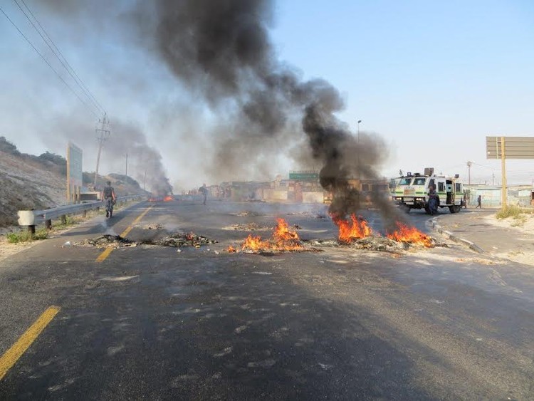 Khayelitsha protesters released without charge following chaotic road blockade over City refuse collection contract