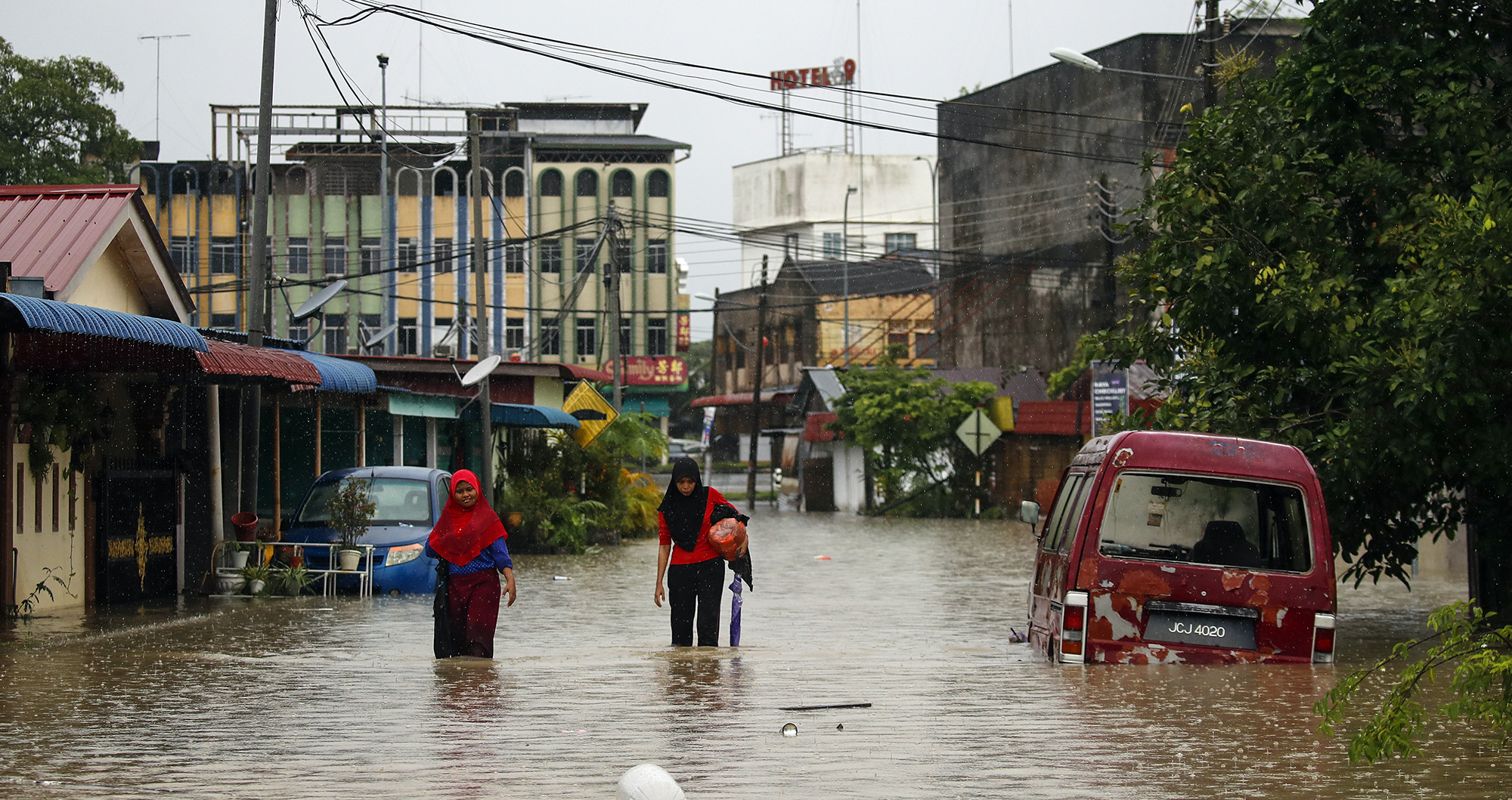 Facing the climate crisis in a world of inequality: Who should pay? Who will pay? 