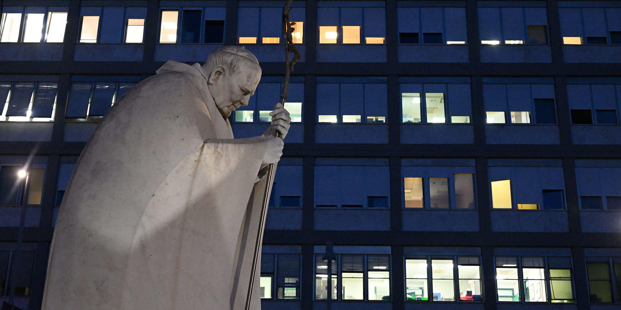 Pope admitted to hospital for pulmonary infection