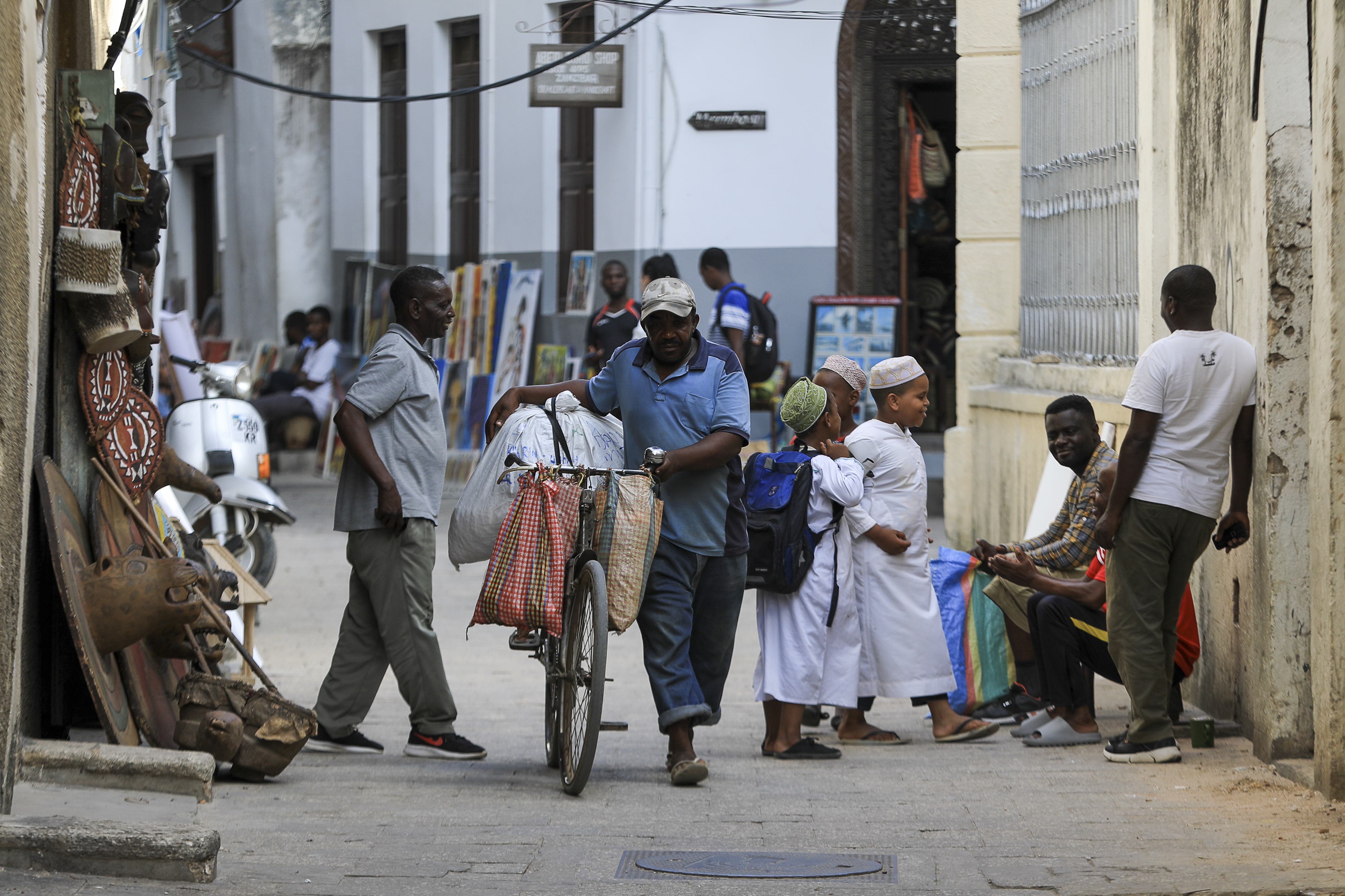 Tanzania police arrest senior opposition leaders, ban meeting