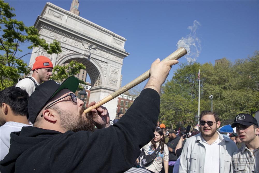 Marijuana enthusiasts celebrate 4/20 in Manhattan