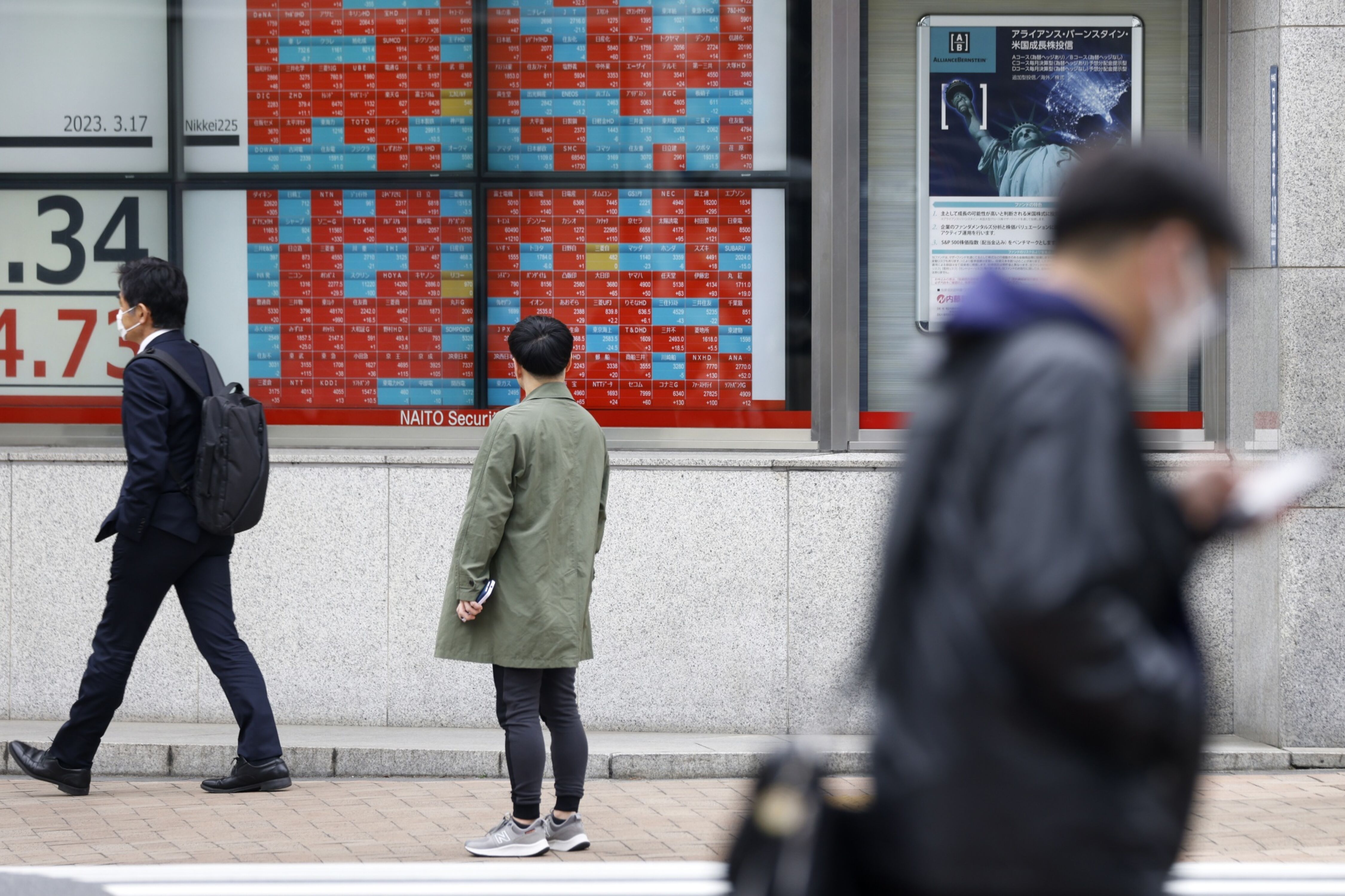 Japanese Stocks Advance as Concerns Over Banking Sector Eased