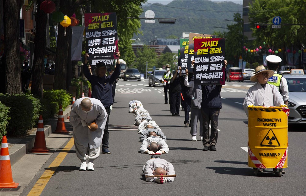 In Seoul, Buddhist monks protest the Japanese Prime Minister's visit, and more from around the world