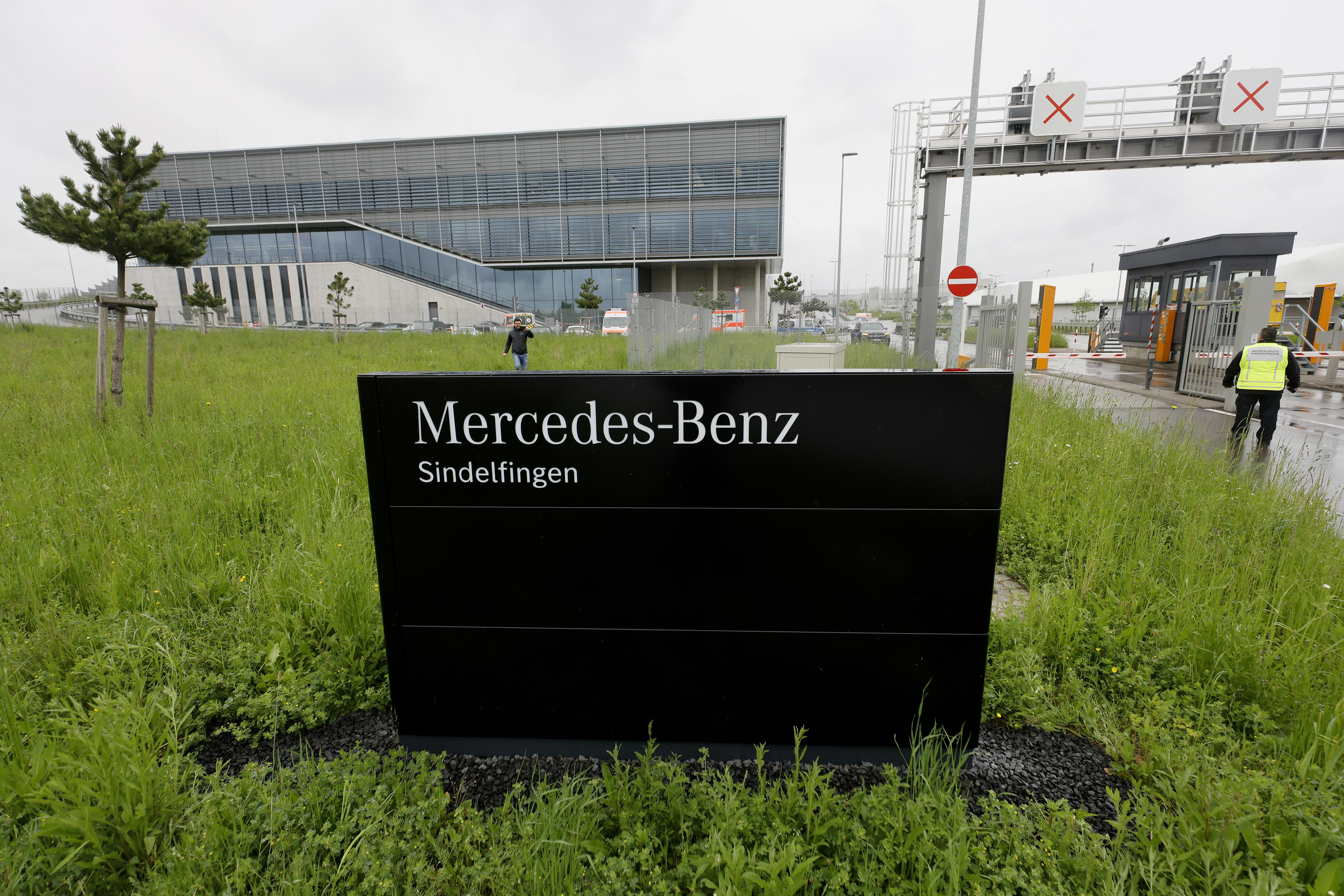 One dead in a shooting at the Mercedes factory in Sindelfingen