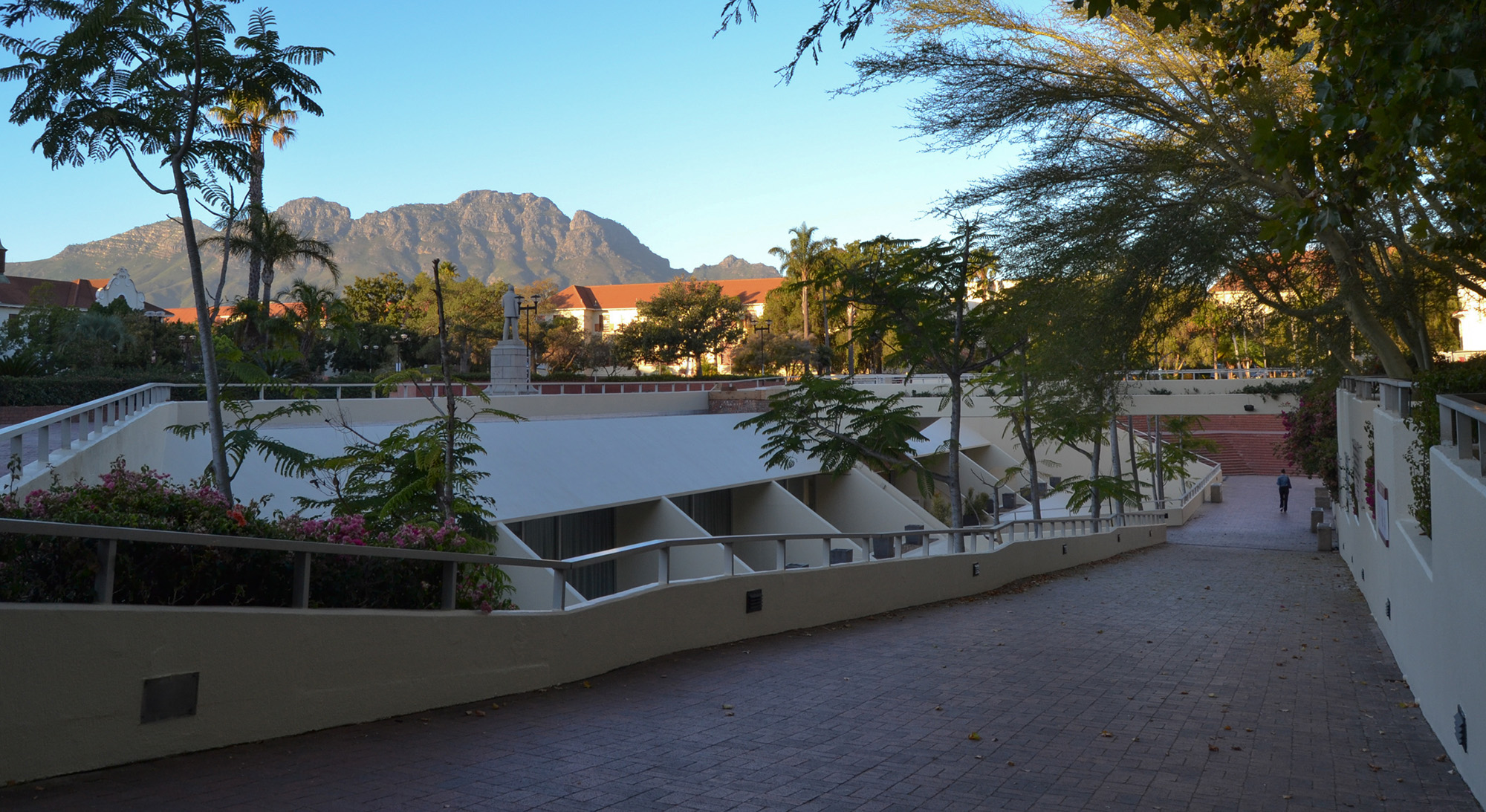 President of Stellenbosch University executive committee resigns after convocation vote of no confidence