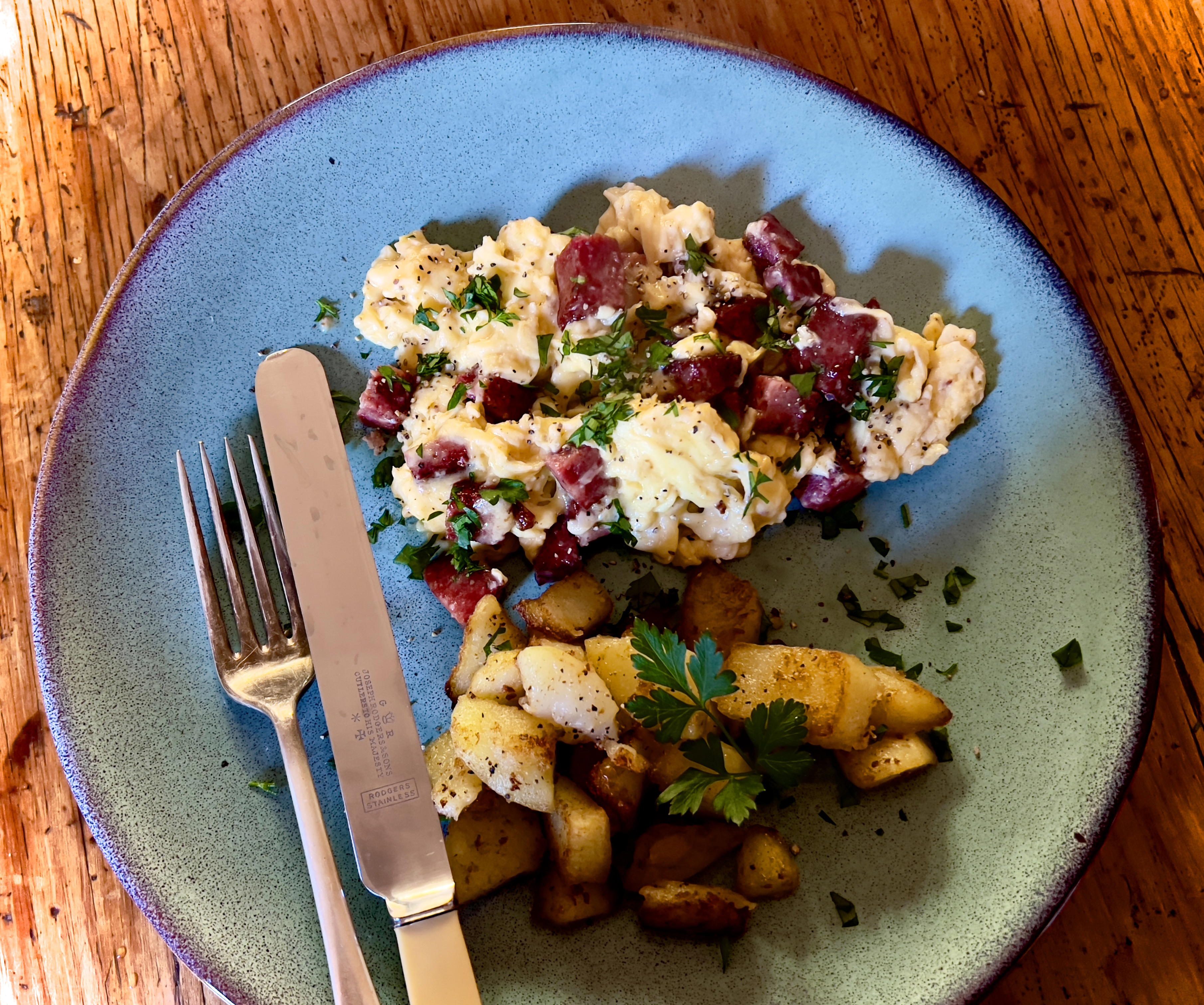 Lekker Brekker Monday: Scrambled eggs with salami and sautéed potatoes