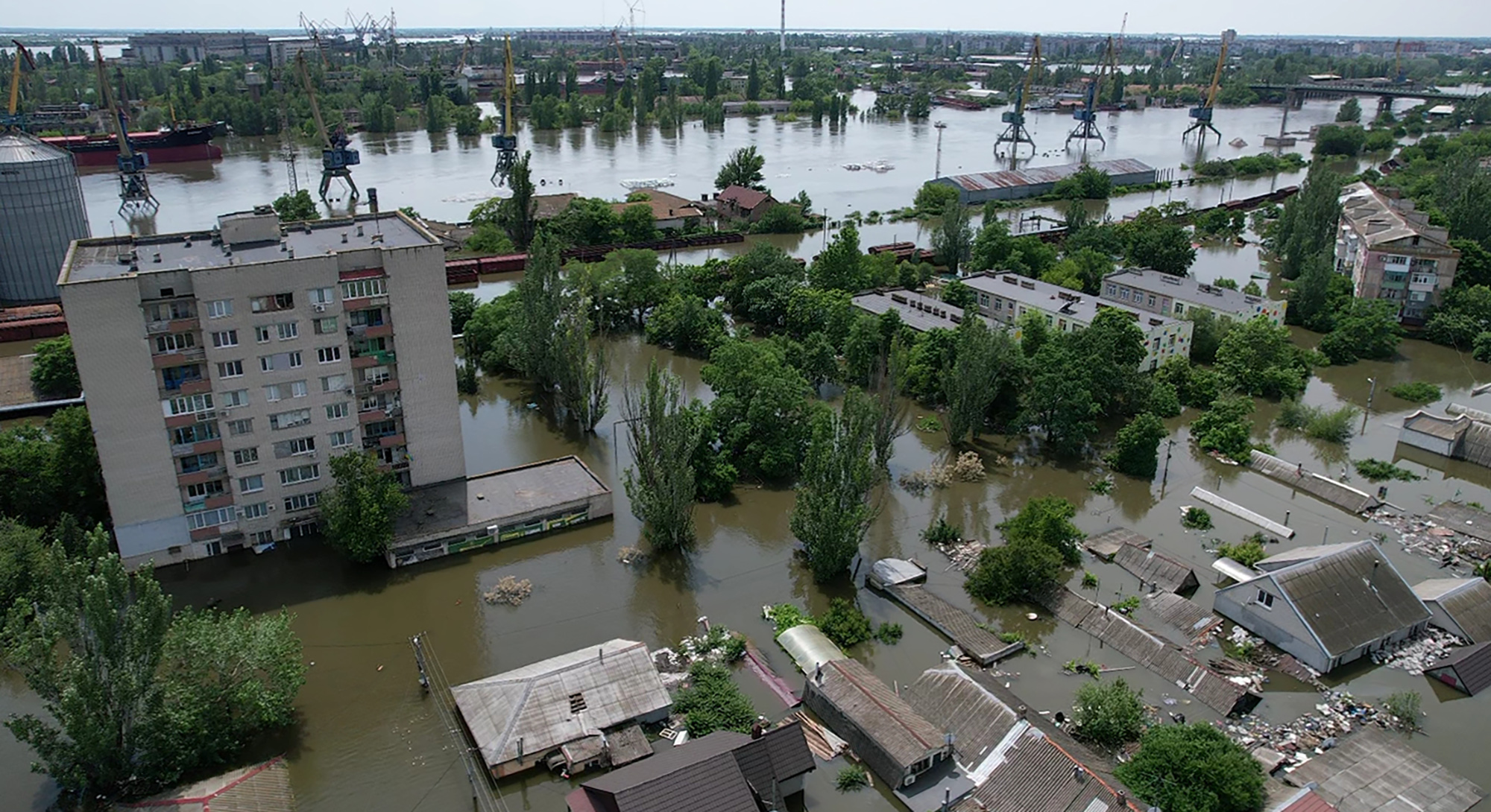 Zelensky visits flood-hit Kherson; SA risks losing R612bn in export revenue over 'non-aligned’ stance - economist