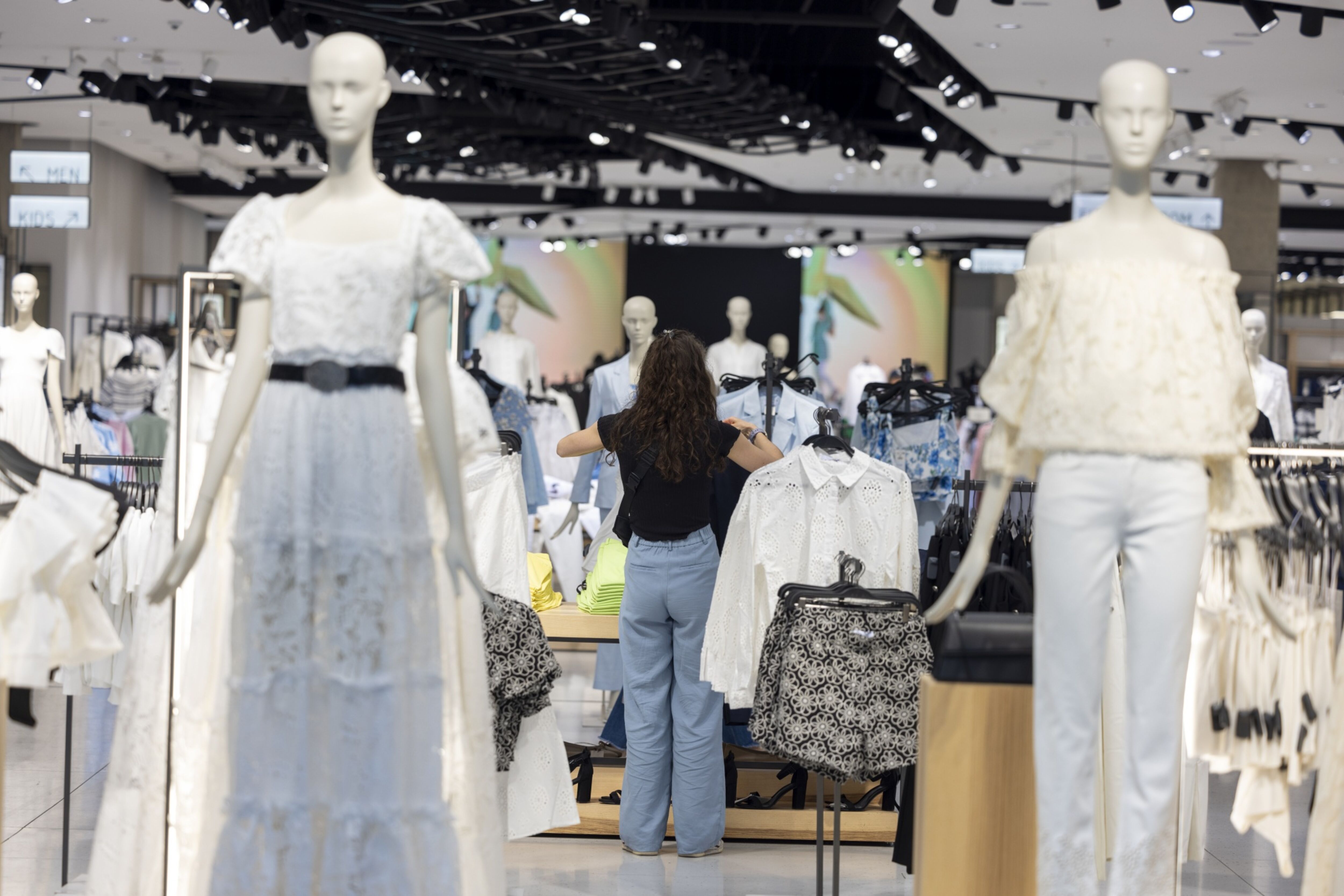 UK Retail Sales Bounce Back More Than Expected
