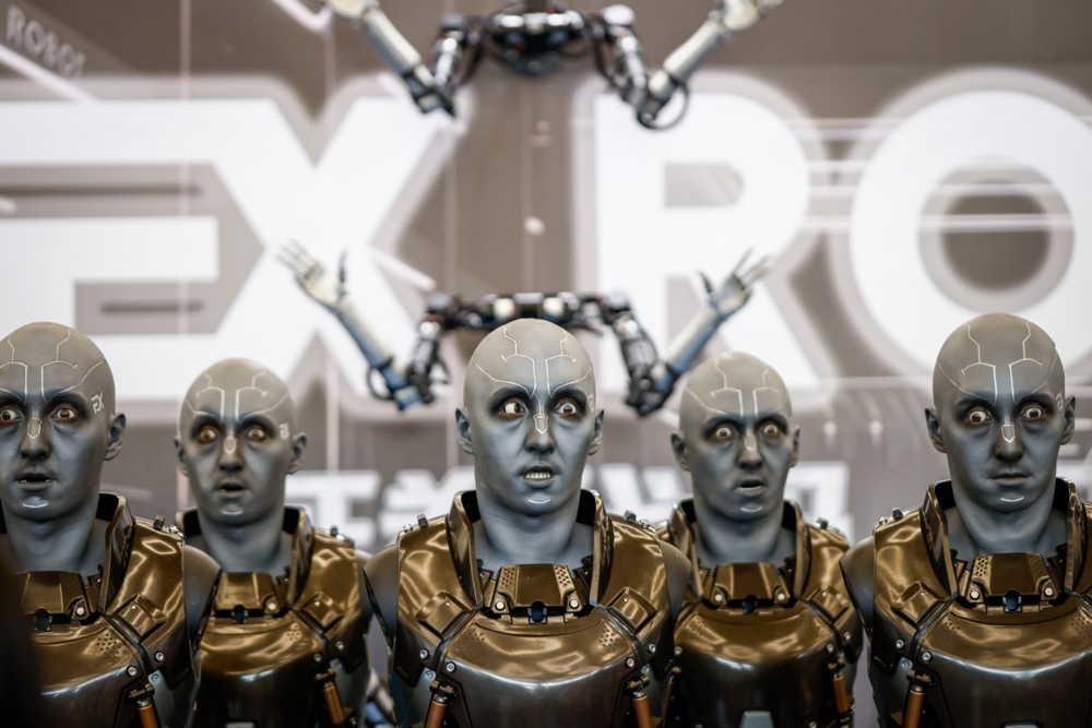 Robots mimic facial expressions, and more from around the world