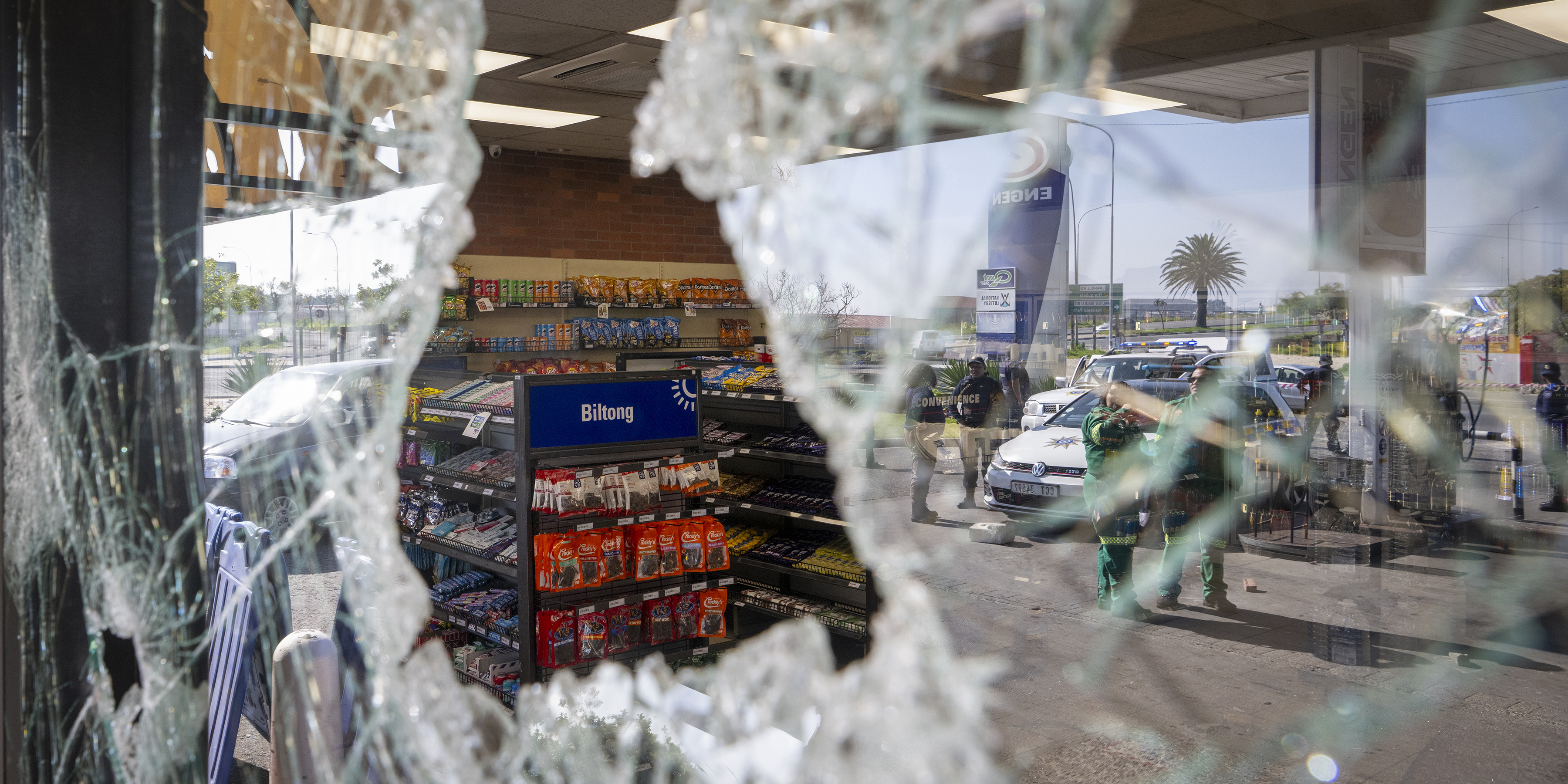 Cape Town taxi strike - Looted malls and stores count the costs