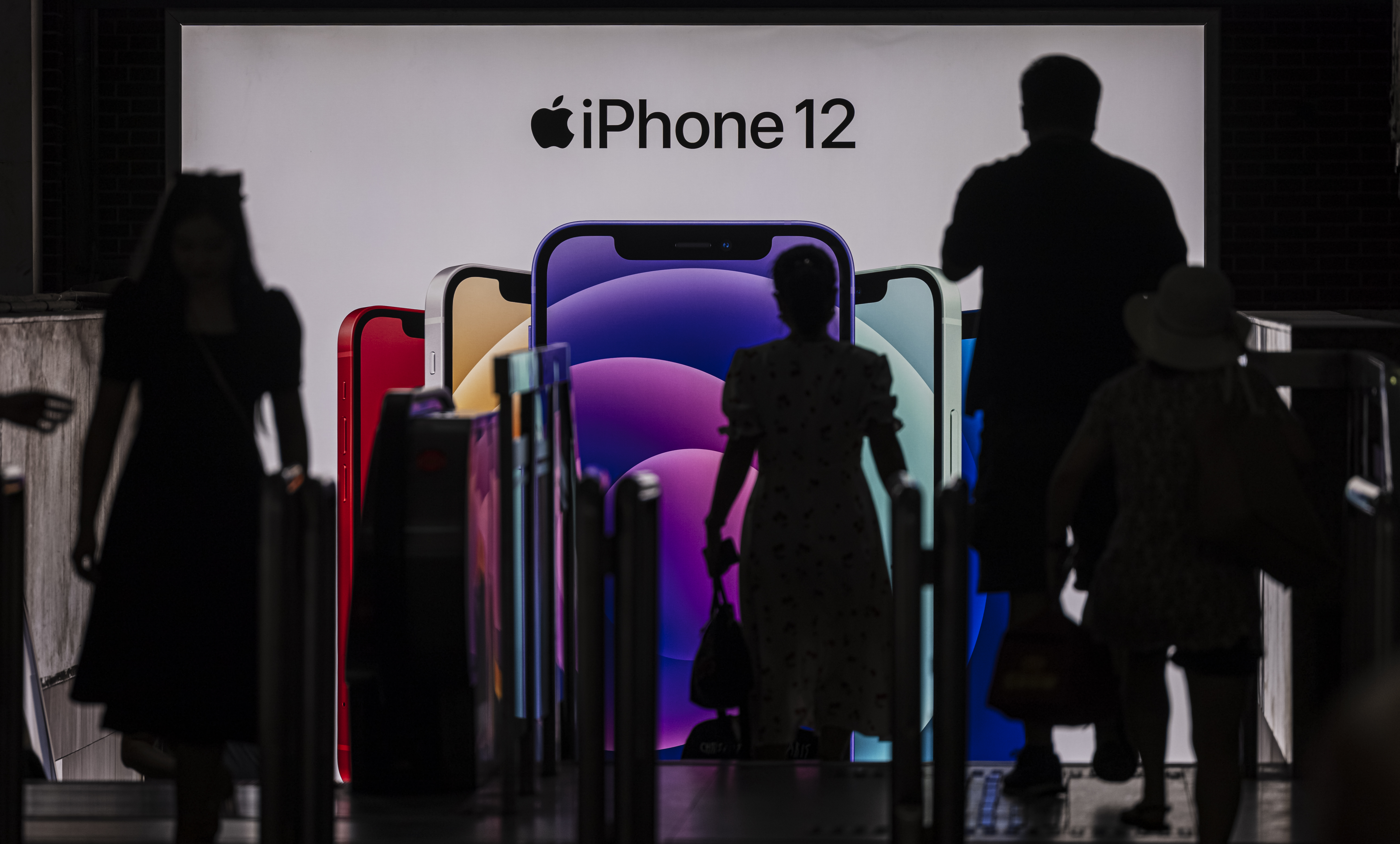 Apple disputes French findings, says iPhone 12 meets radiation rules
