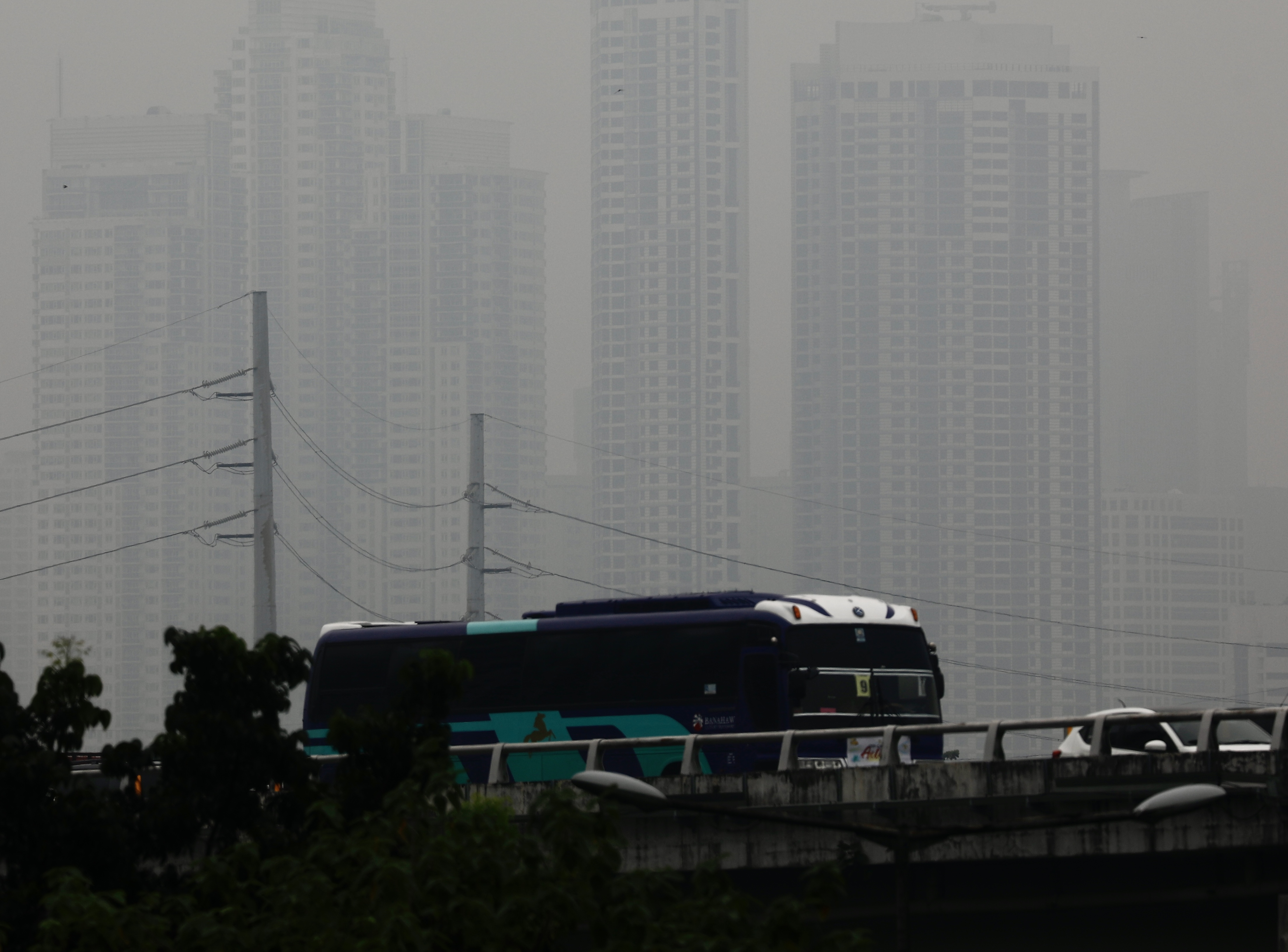 Smog covers Metro Manila and nearby provinces