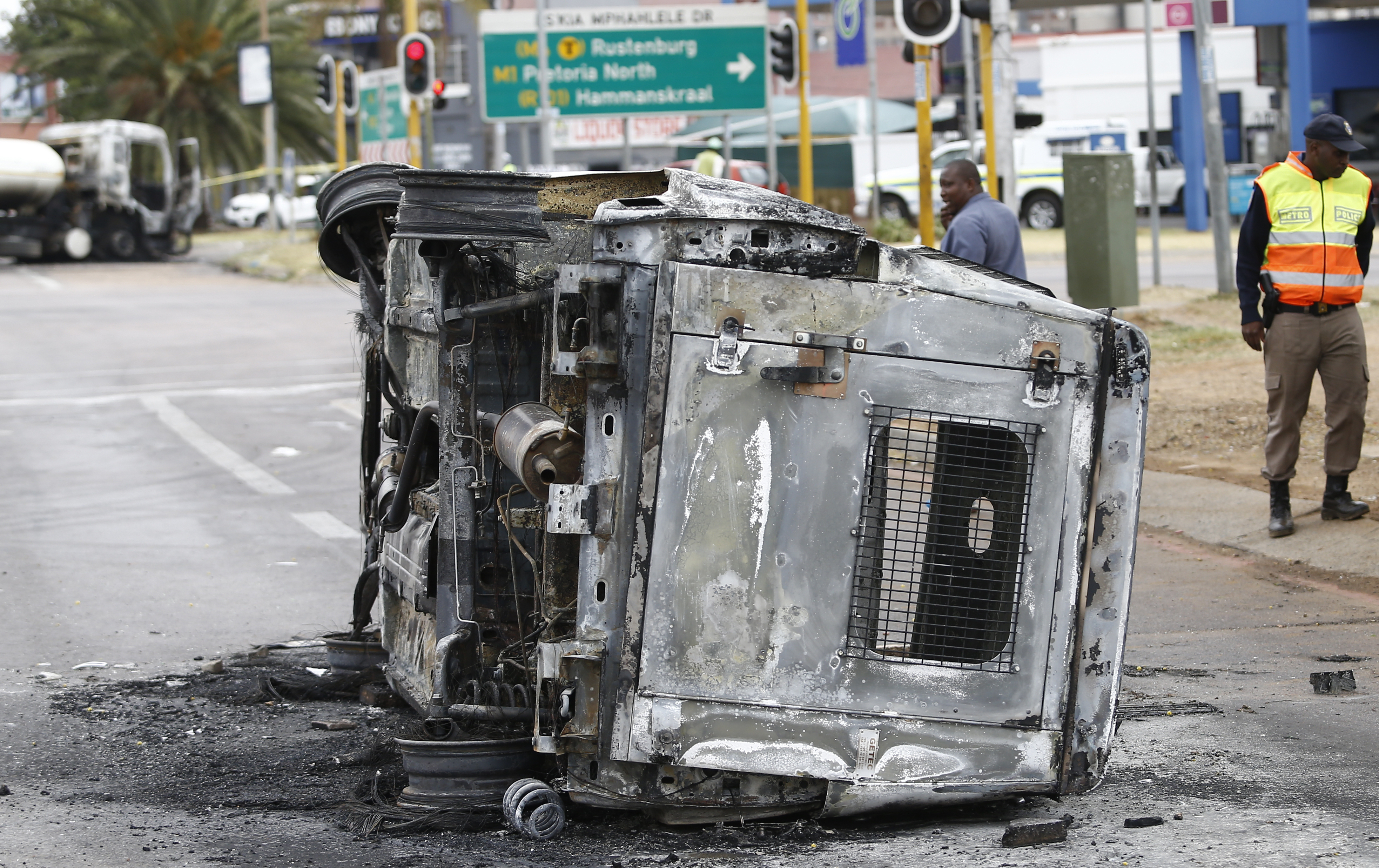 Vehicles torched, buses recalled — DA calls for police in Tshwane strike