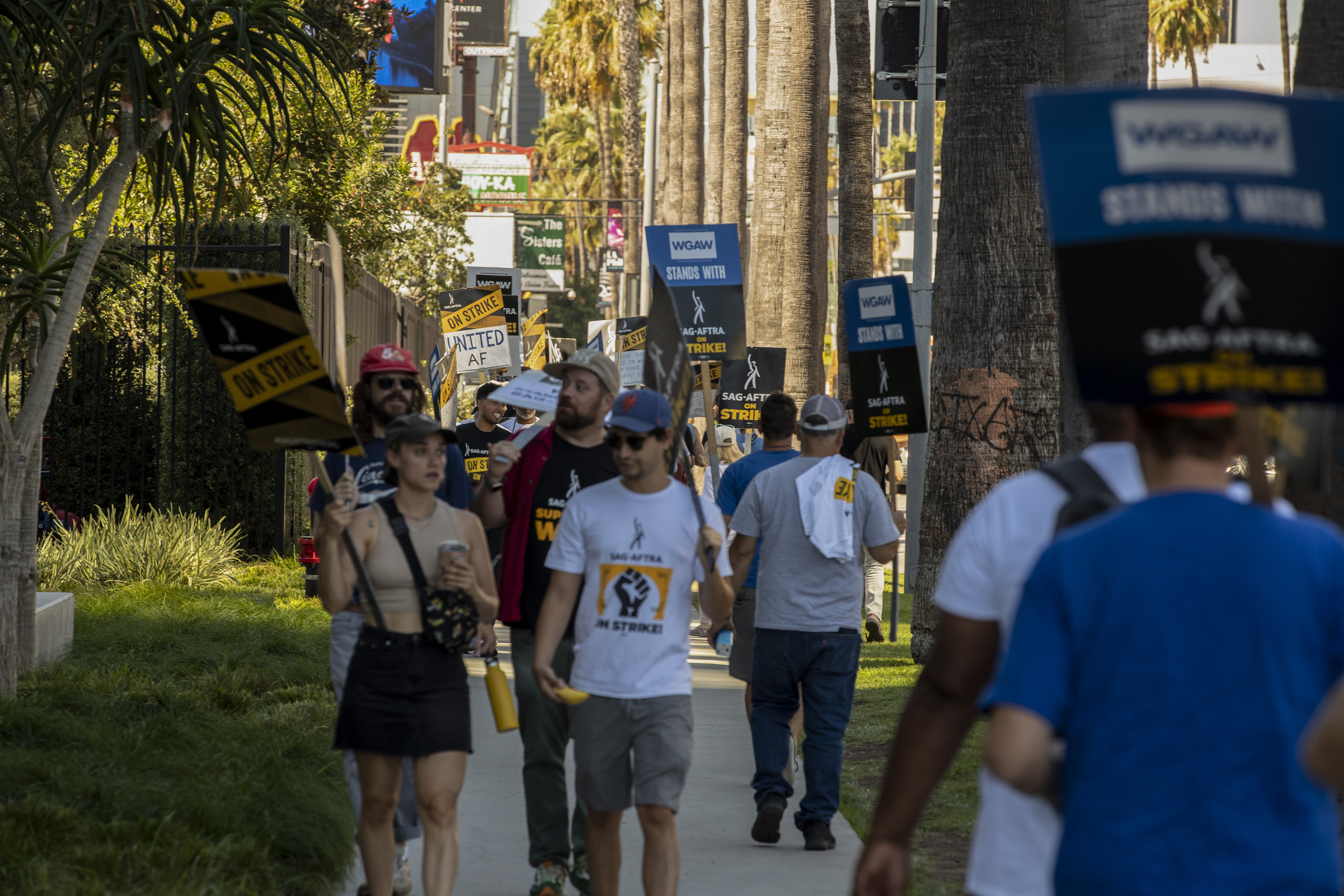 SAG AFTRAs member keep holding the line as negotiations with studios continue in Los Angeles