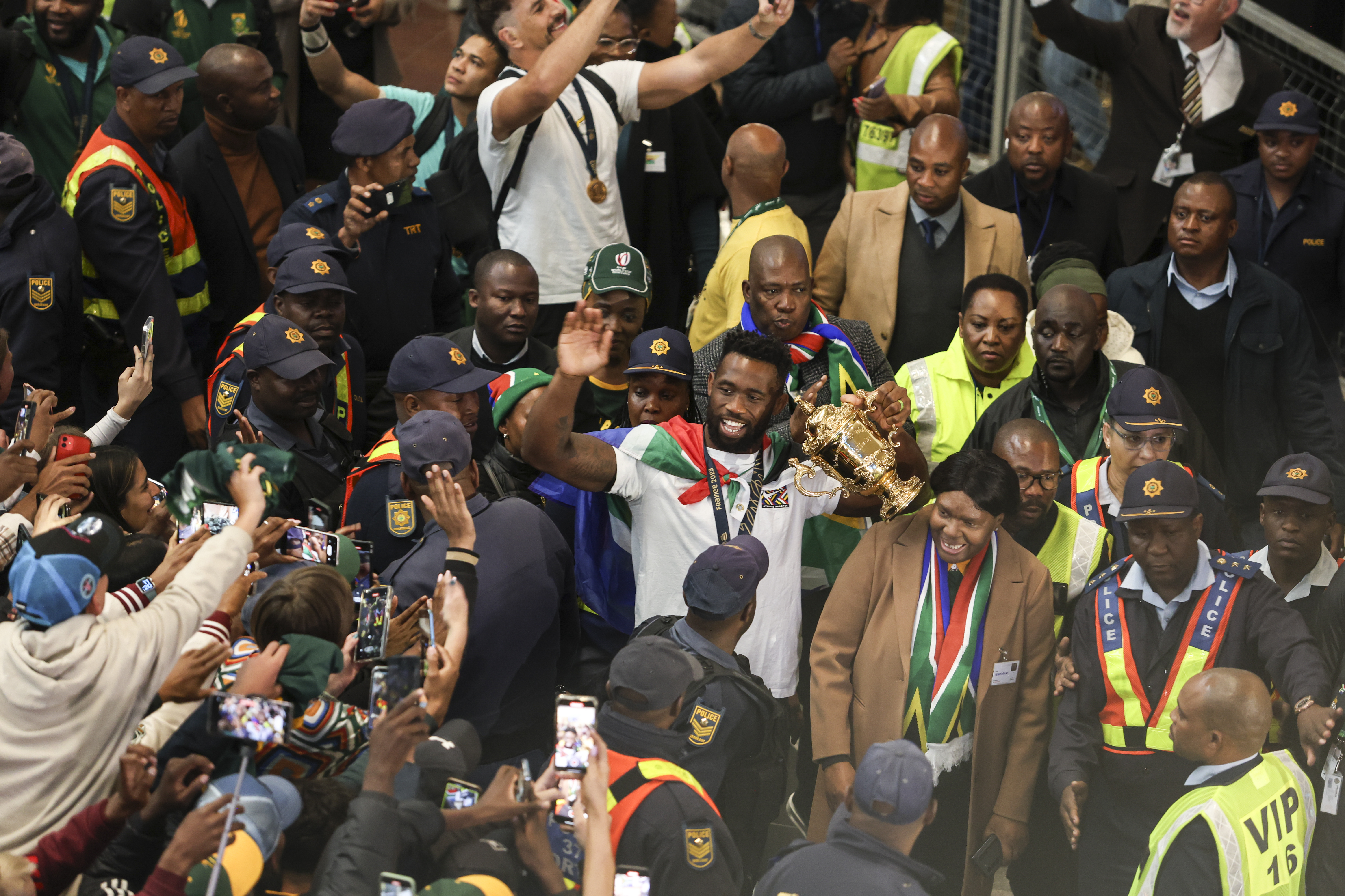 Boks reignite hopes of a united South Africa as thousands gather to welcome world champs home