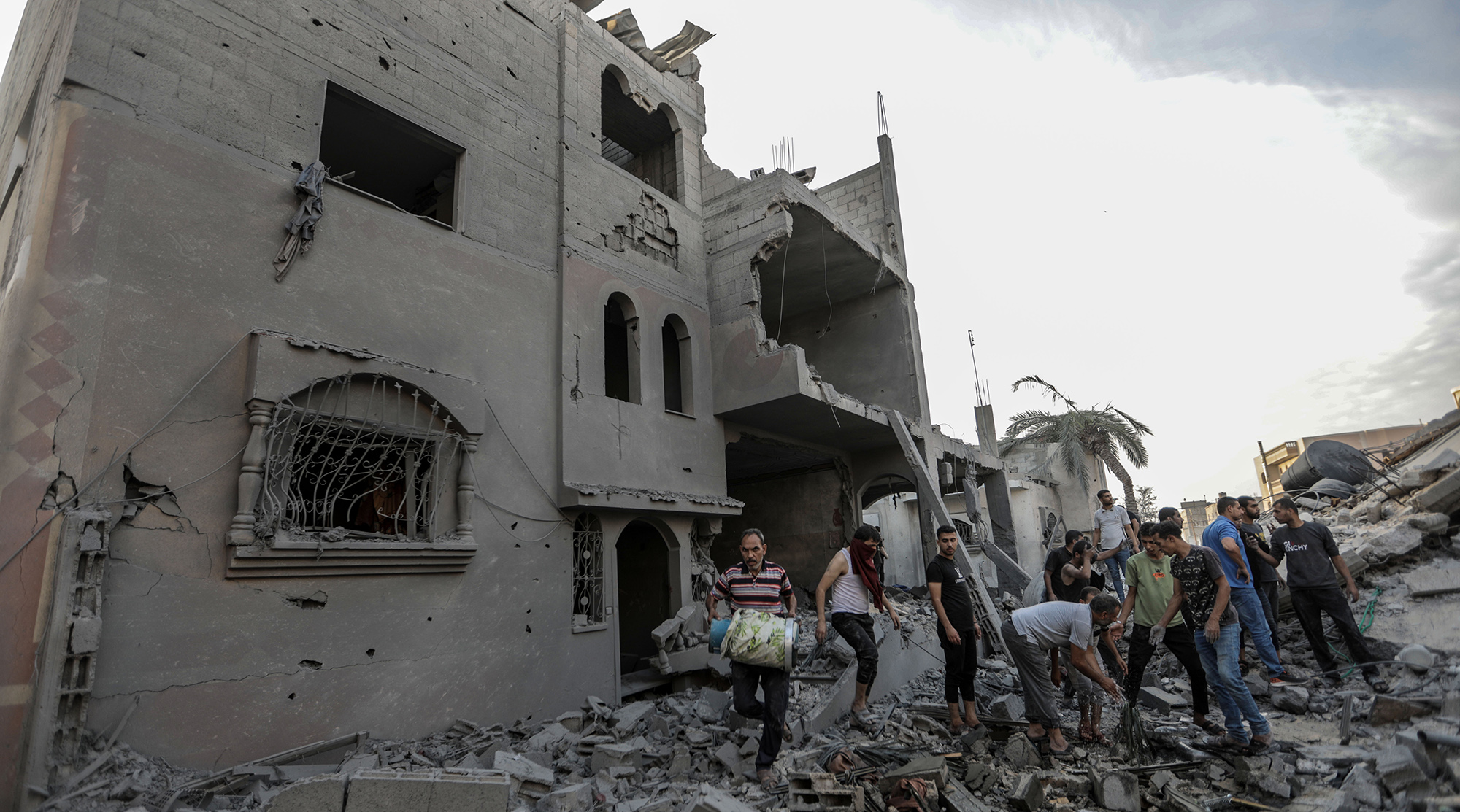 Humanitarian operations in Gaza grinding to a halt - UN; Hezbollah and Israeli troops trade fire