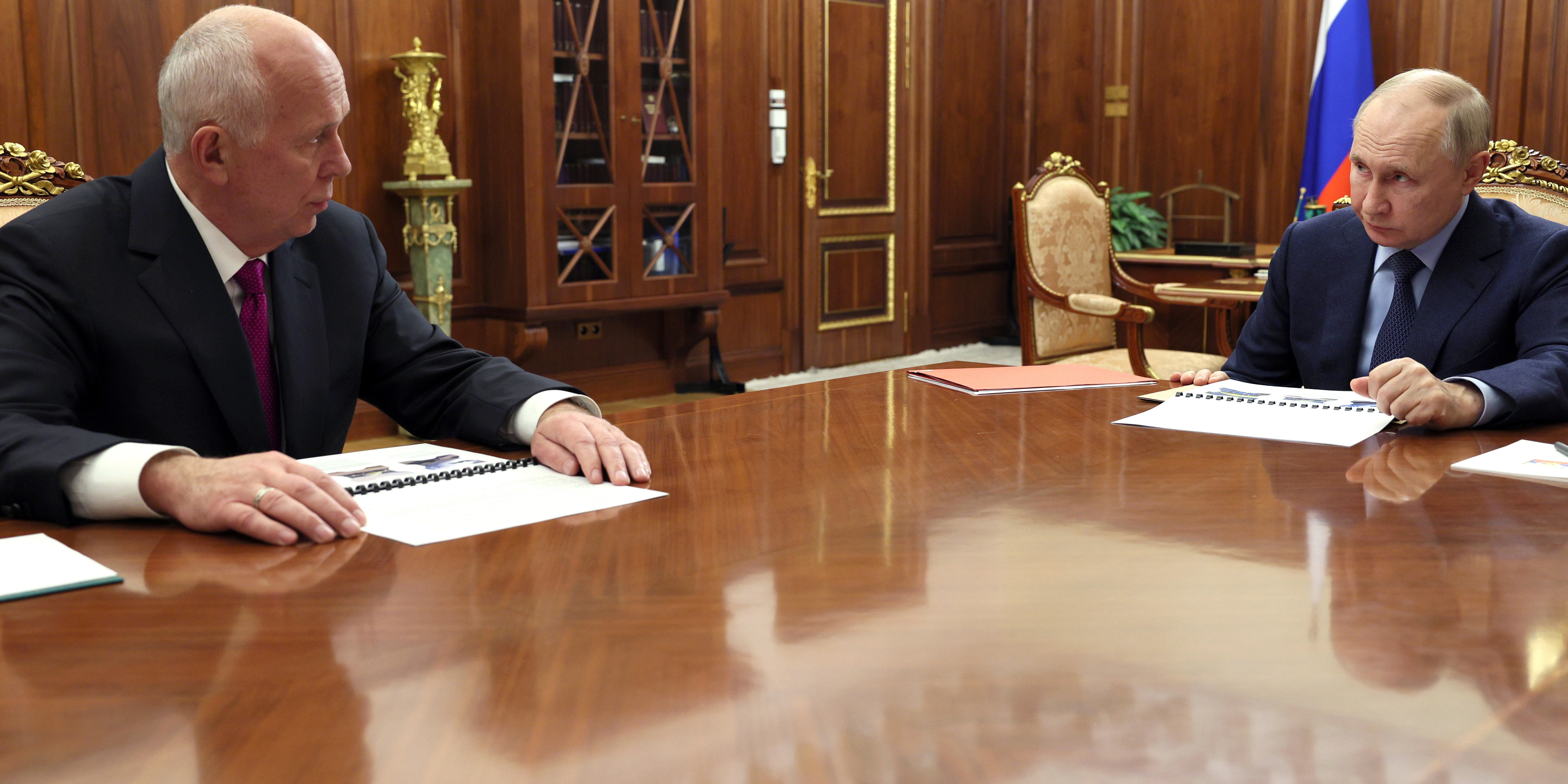 Kyiv sounds budget alarm, requests urgent global donor meeting; US announces final aid package for the year