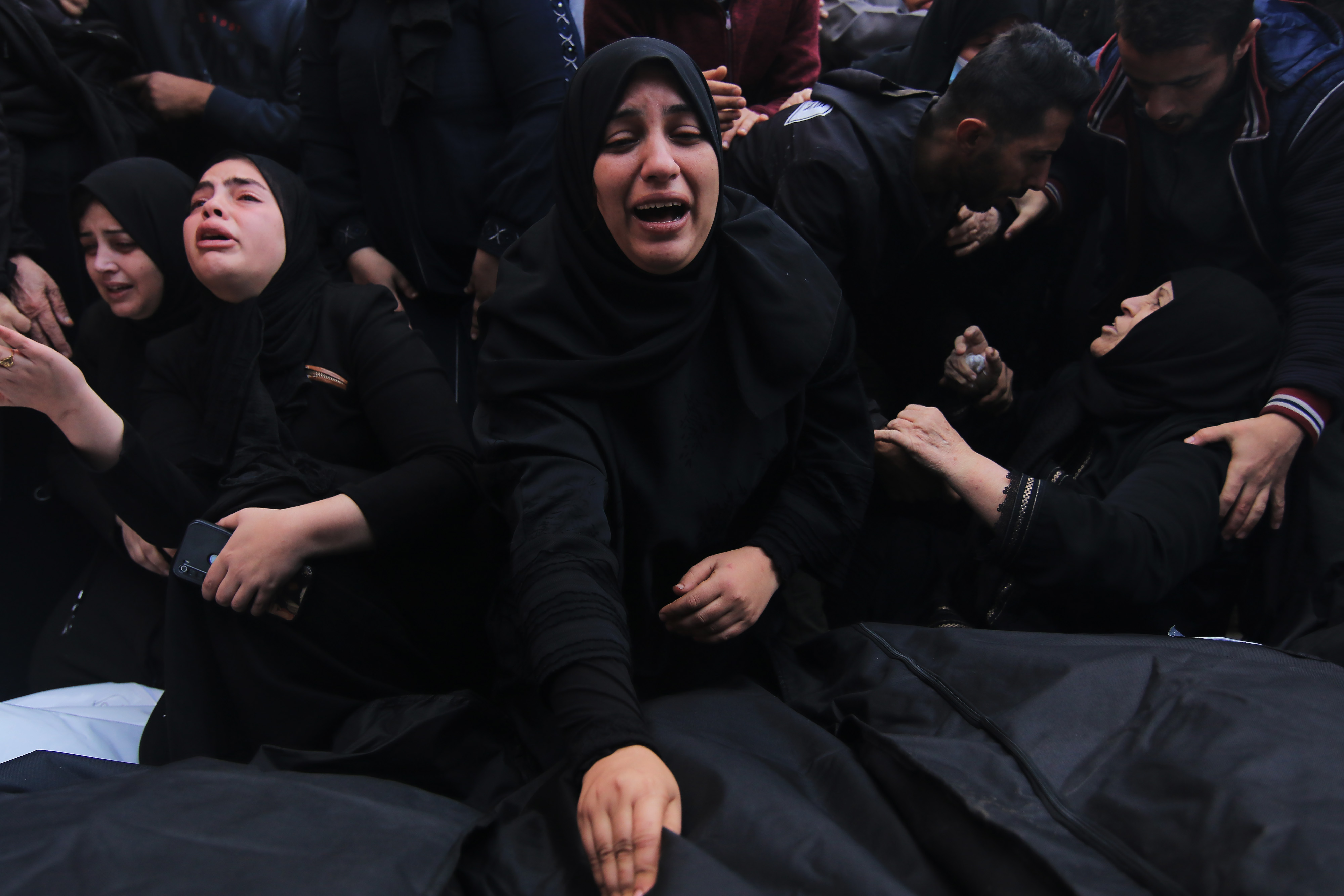 Israel makes new offer for one-week pause in warfare; Hamas and Islamic Jihad leaders travel to Cairo