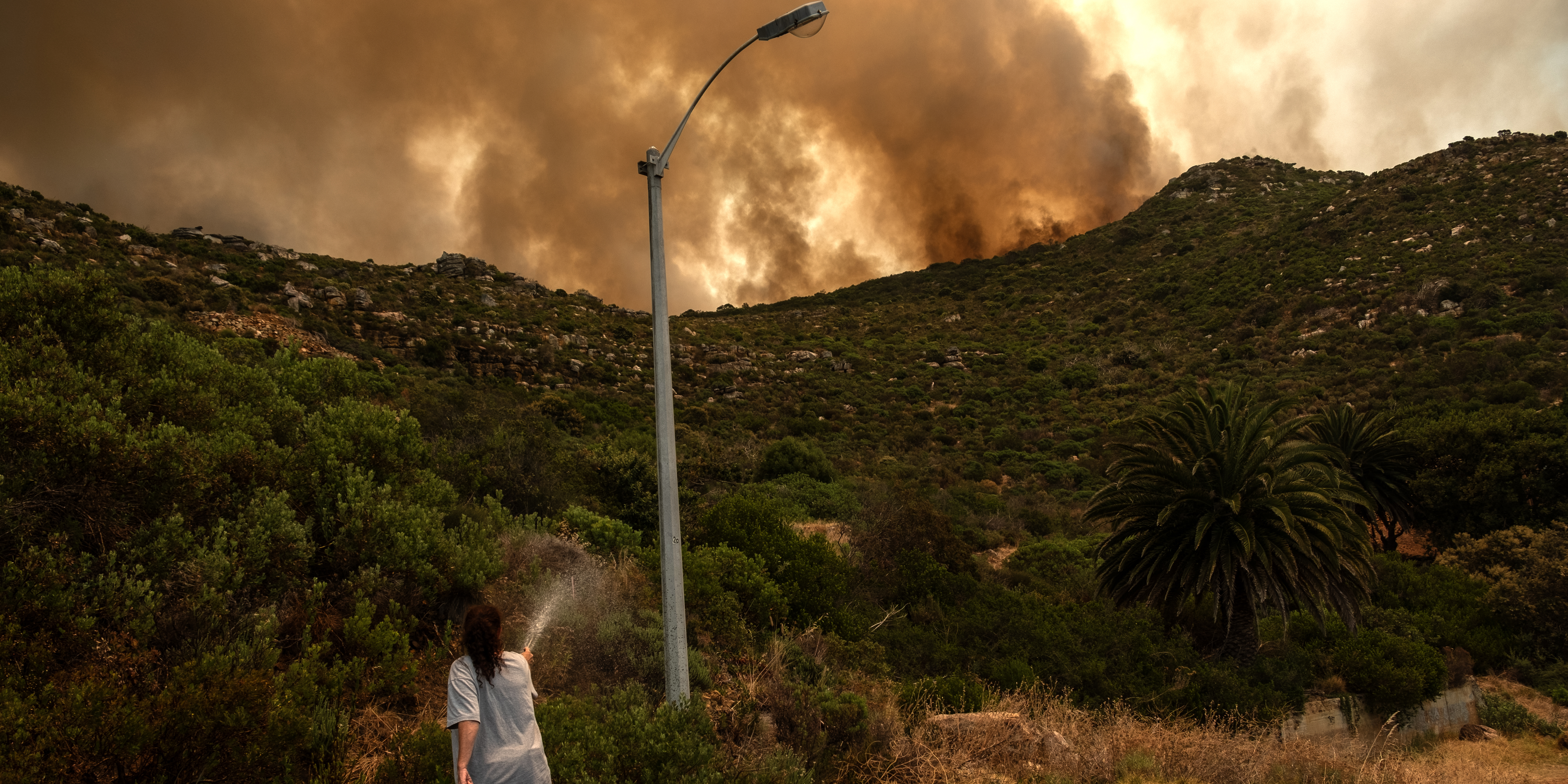 Simon’s Town smoke envelops city — firefighters near Scarborough, Glencairn, Fish Hoek and Simon’s Town continue to fight flames