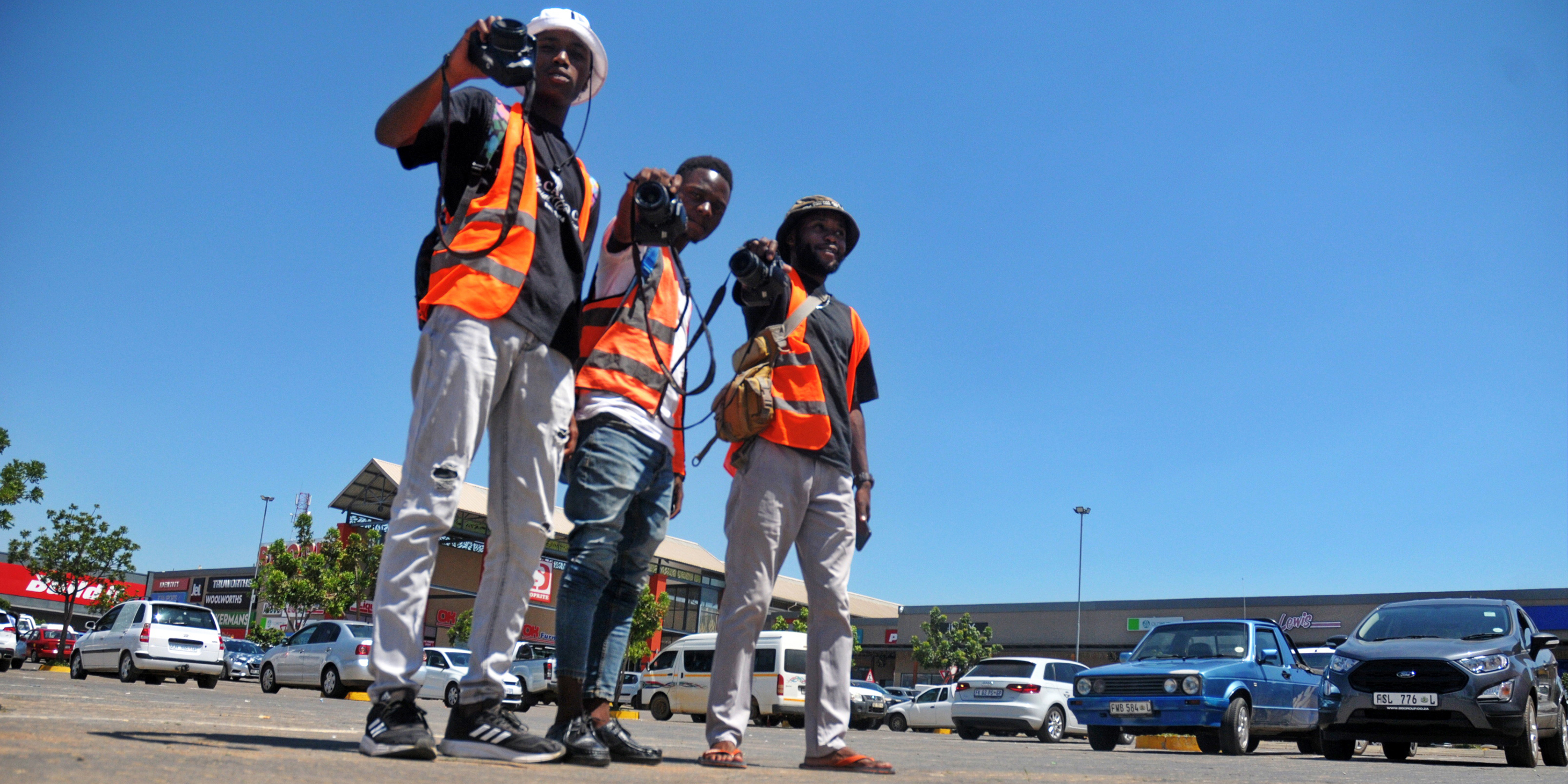 Frame and fortune — mall photographers focusing on a cool revival find salvation behind the lens