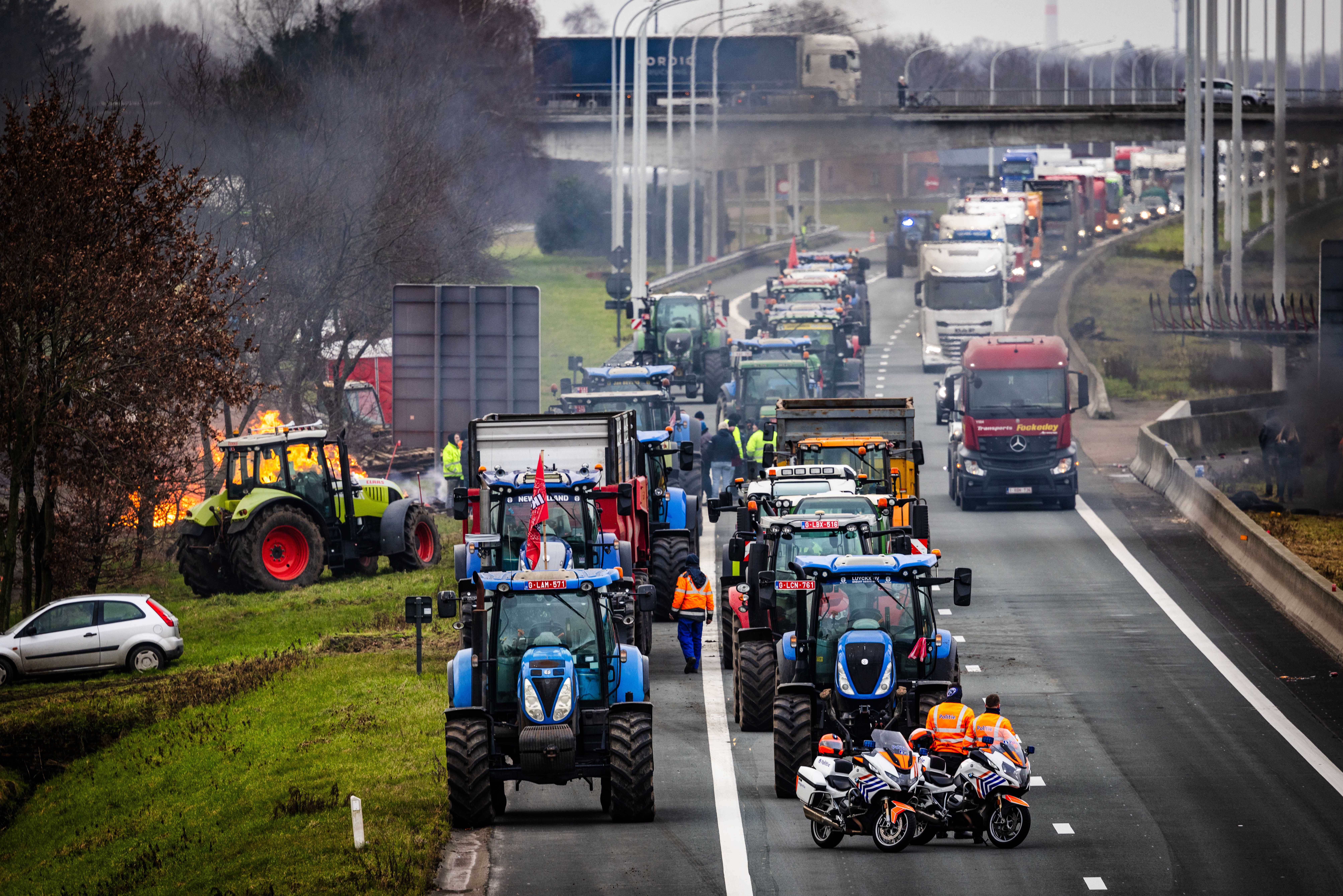 Dutch and Belgian farmers protest at the border