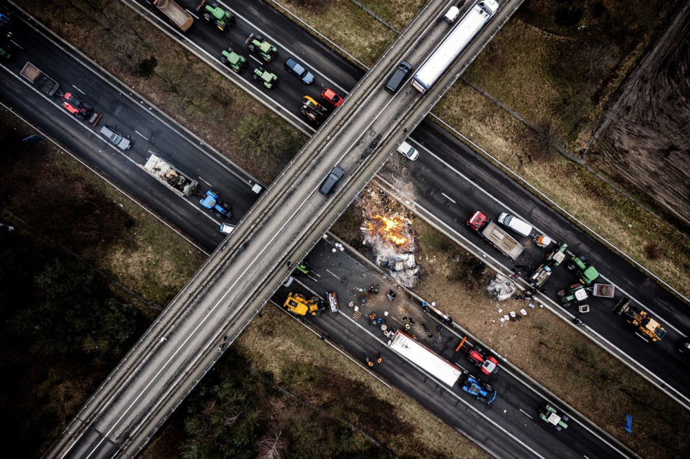 Protesting farmers block border crossing, and more from around the world