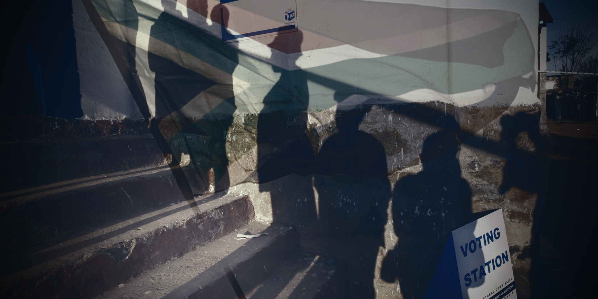 Illustrative image | South Africans queue to vote in the 2011 local government elections. (Photo: Kim Ludbrook / EPA) | SA flag. (Jaco Marais)
