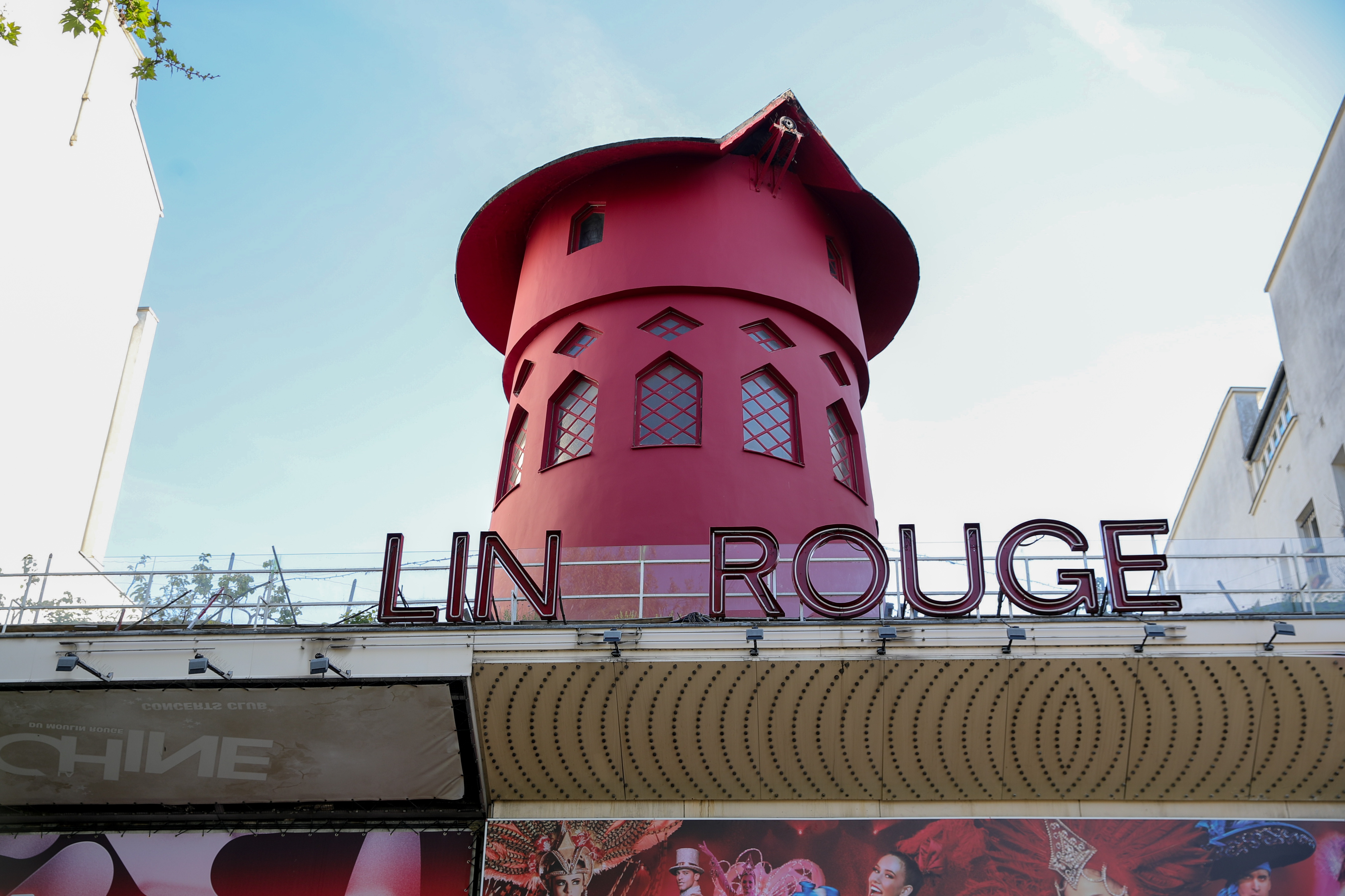 Moulin Rouge in Paris lost its wings overnight
