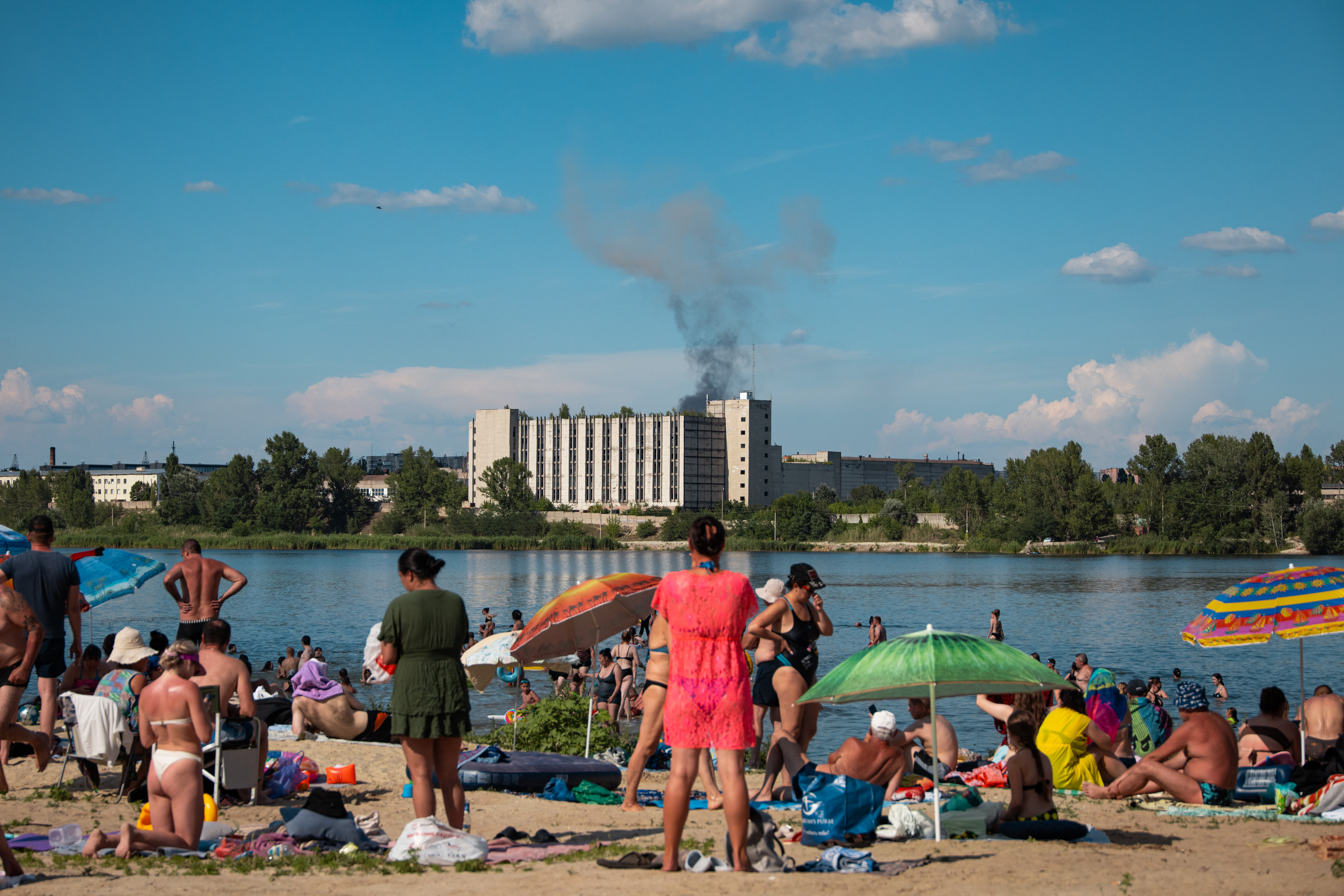 Russian glide bomb hits Kharkiv mail hub; Hungary’s Orbán forms EU alliance
