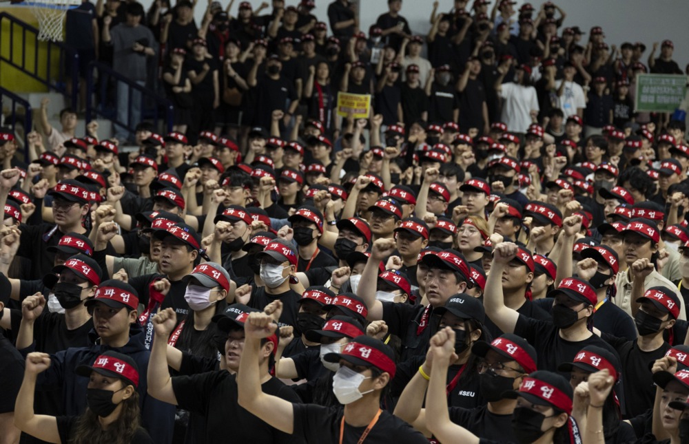 Members of the National Samsung Electronics Union (NSEU) shout slogans during a rally outside the Giheung campus of Samsung in Giheung, Gyeonggi-do province, South Korea, 22 July 2024. The Samsung Electronics National Union (NSEU) has been on an 'indefinite general strike' from 10 July, to protest demands for improved working conditions and wage increases.  EPA-EFE/JEON HEON-KYUN