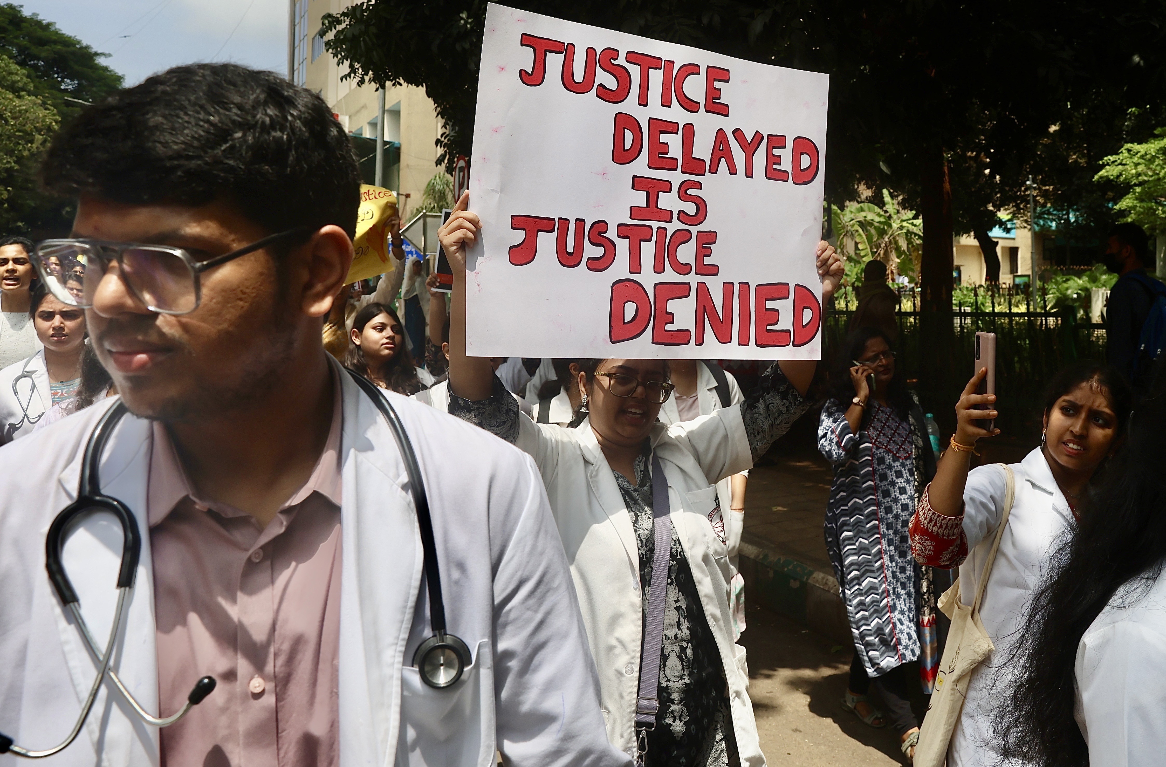 Doctors protest over alleged rape and murder incident in Kolkata